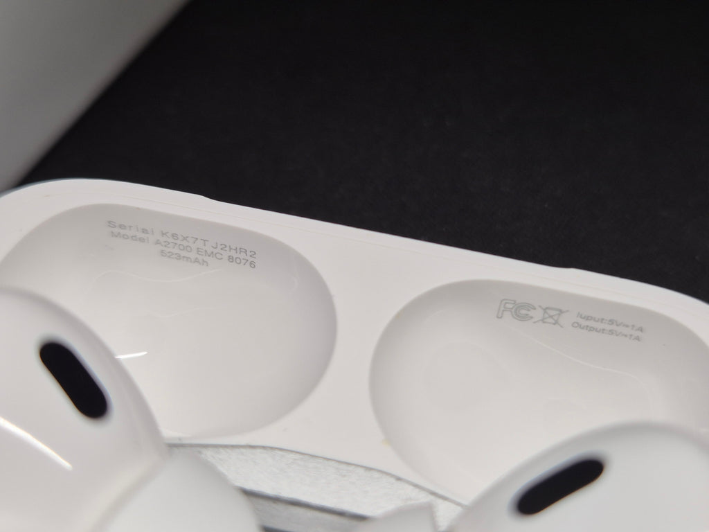 Apple AirPods Pro 2nd Gen White MagSafe Case Good Condition + Extra Ear Tips