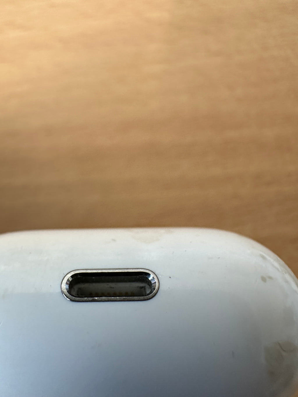 Apple AirPods mit Ladecase (Einzelner rechter Ohrhörer, Gravur, Weiß, Zustand Schlecht)
