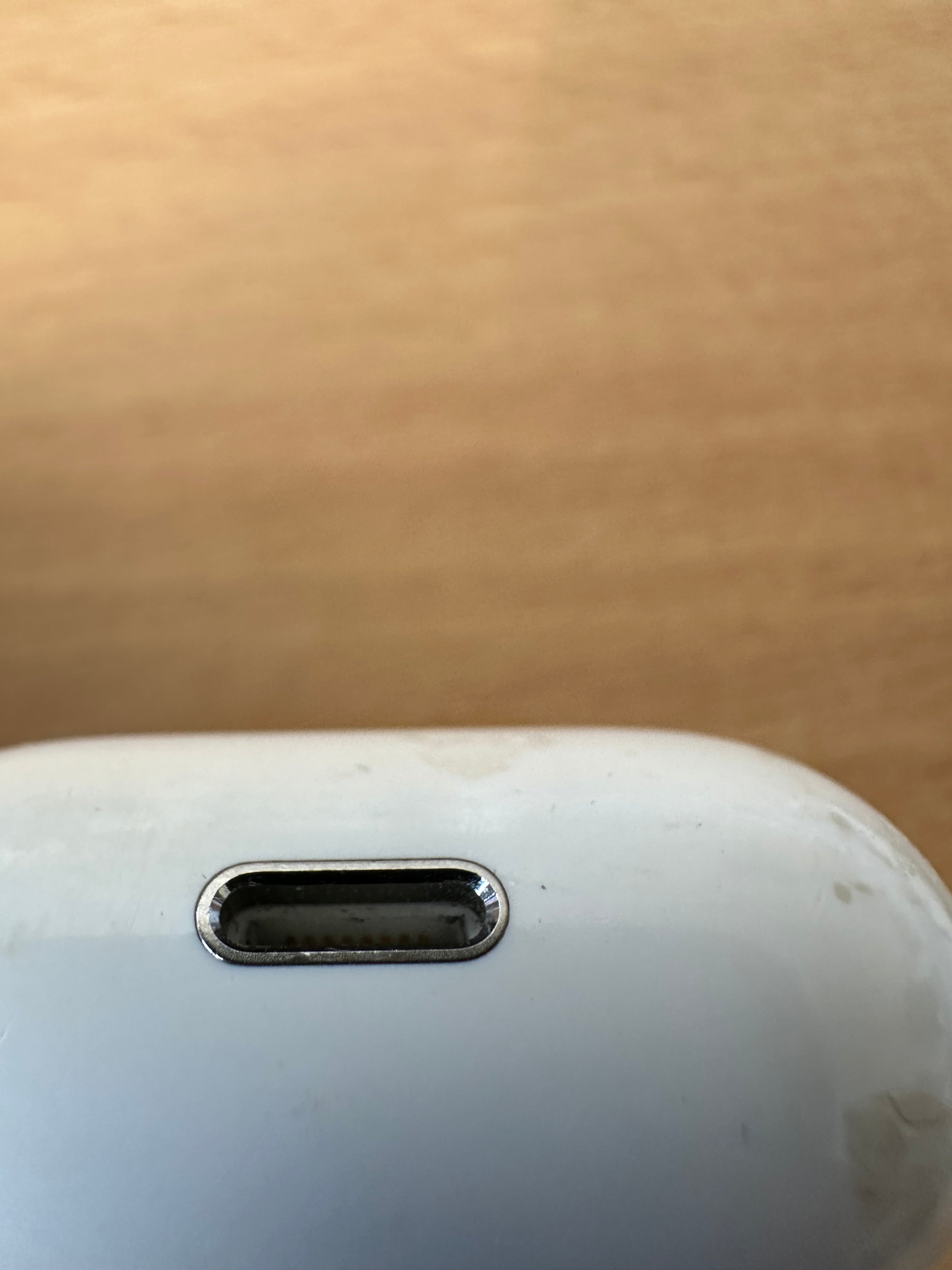 Apple AirPods mit Ladecase (Einzelner rechter Ohrhörer, Gravur, Weiß, Zustand Schlecht)