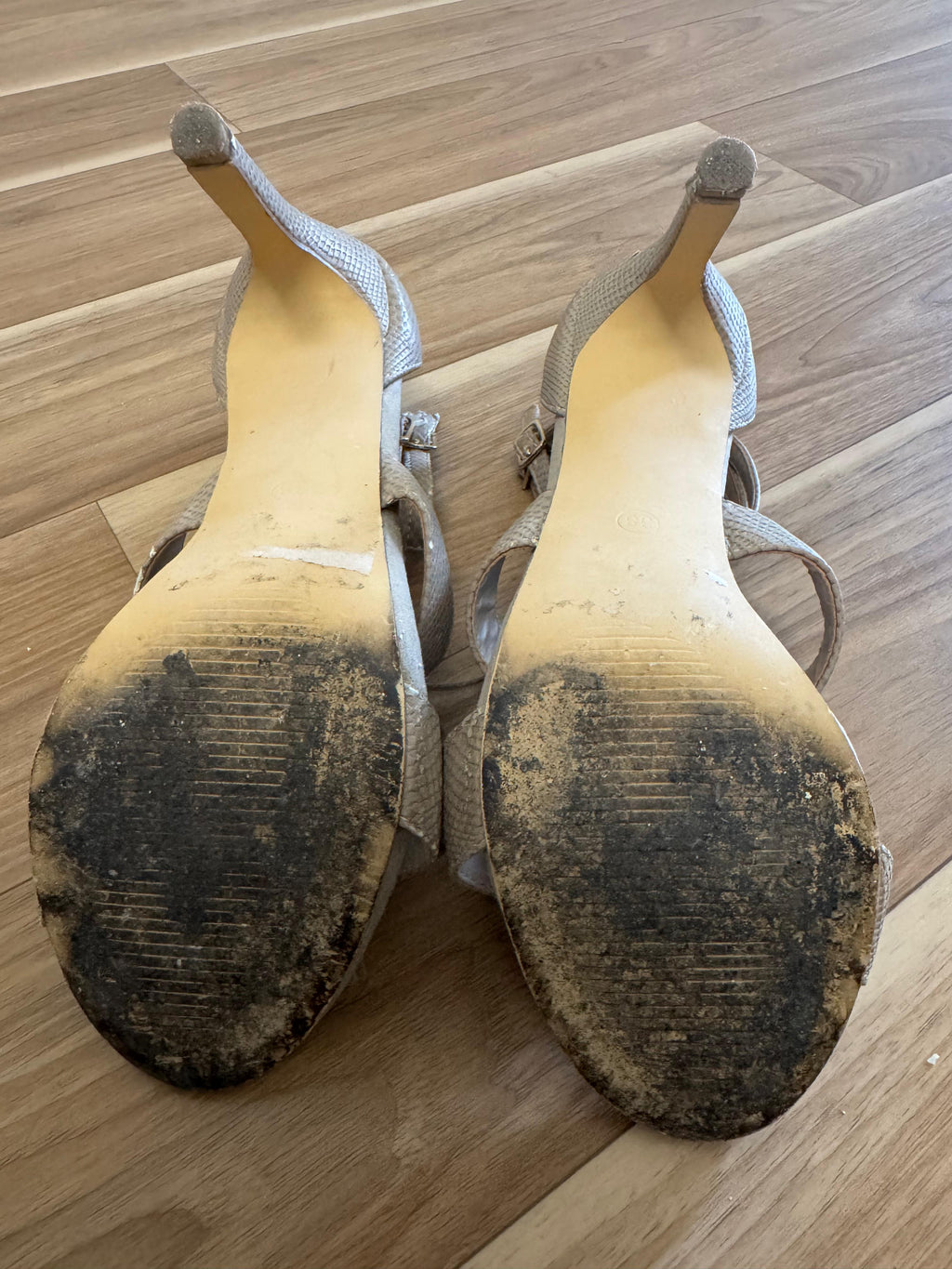 Bullboxer Fringe Sandalen – Kunstleder, Cream, Gr. 38, Zustand: Stark gebraucht