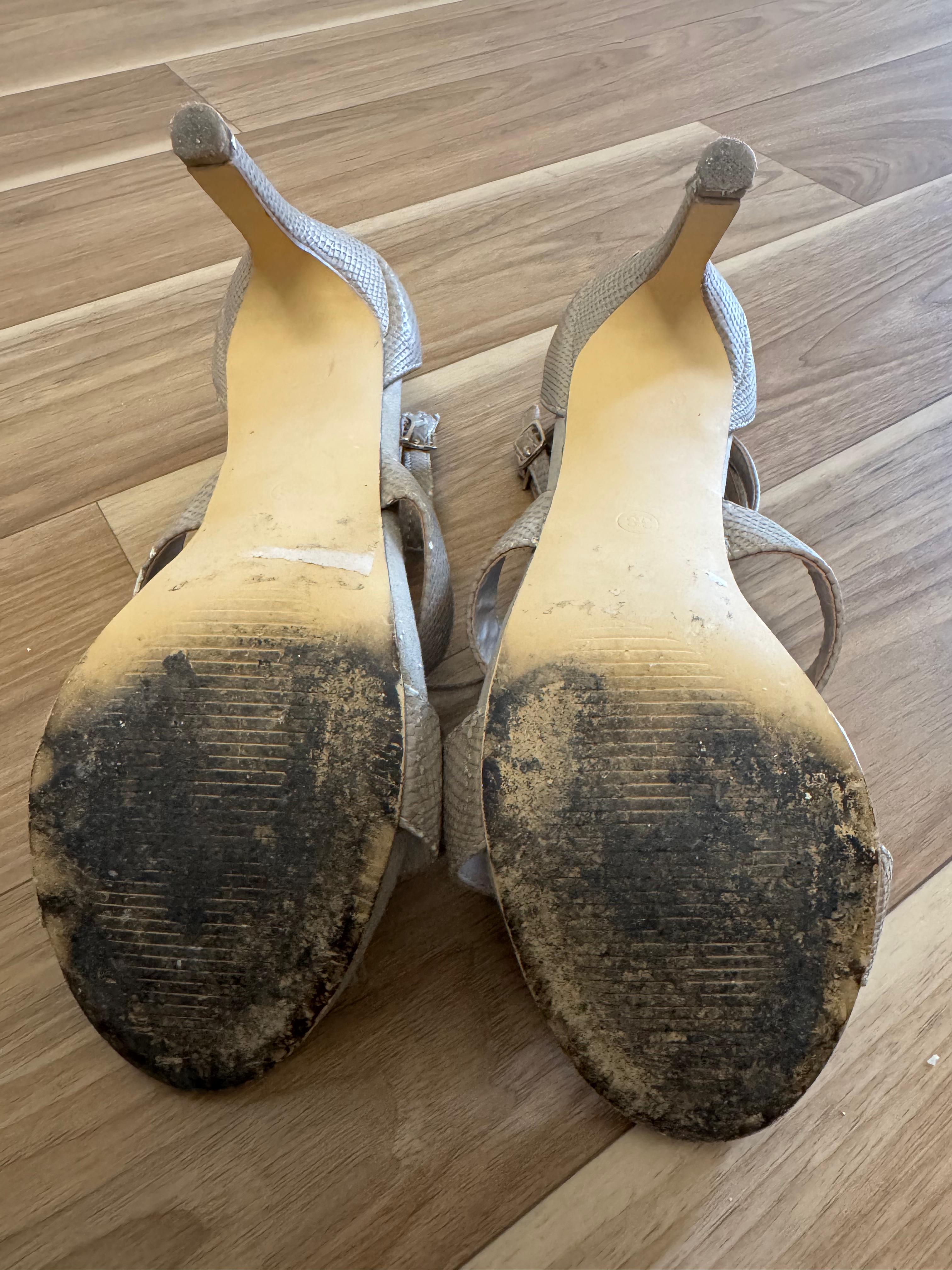 Bullboxer Fringe Sandalen – Kunstleder, Cream, Gr. 38, Zustand: Stark gebraucht