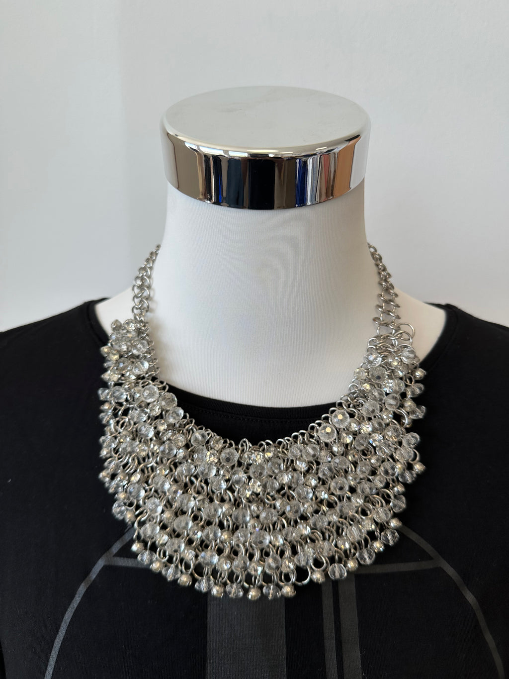 Paparazzi Zi Collier „Sociable“ Silberfarbene Kette mit Acrylkristallen, gut