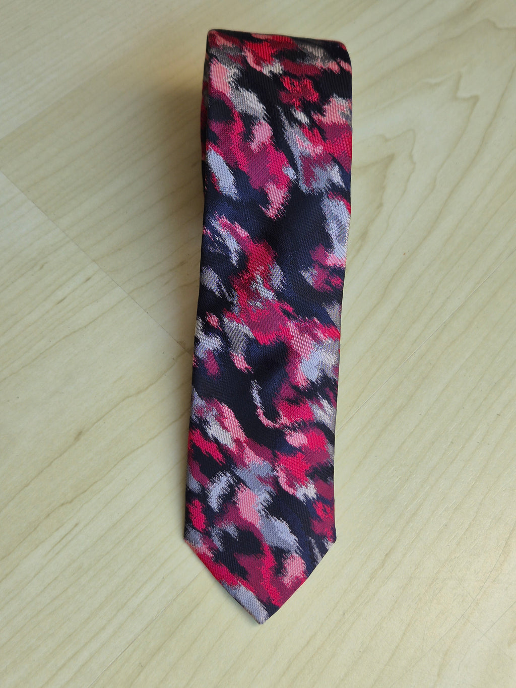 HUGO by Hugo Boss Seidenkrawatte, Rot/Schwarz Camouflage, 7 cm, Sehr gut