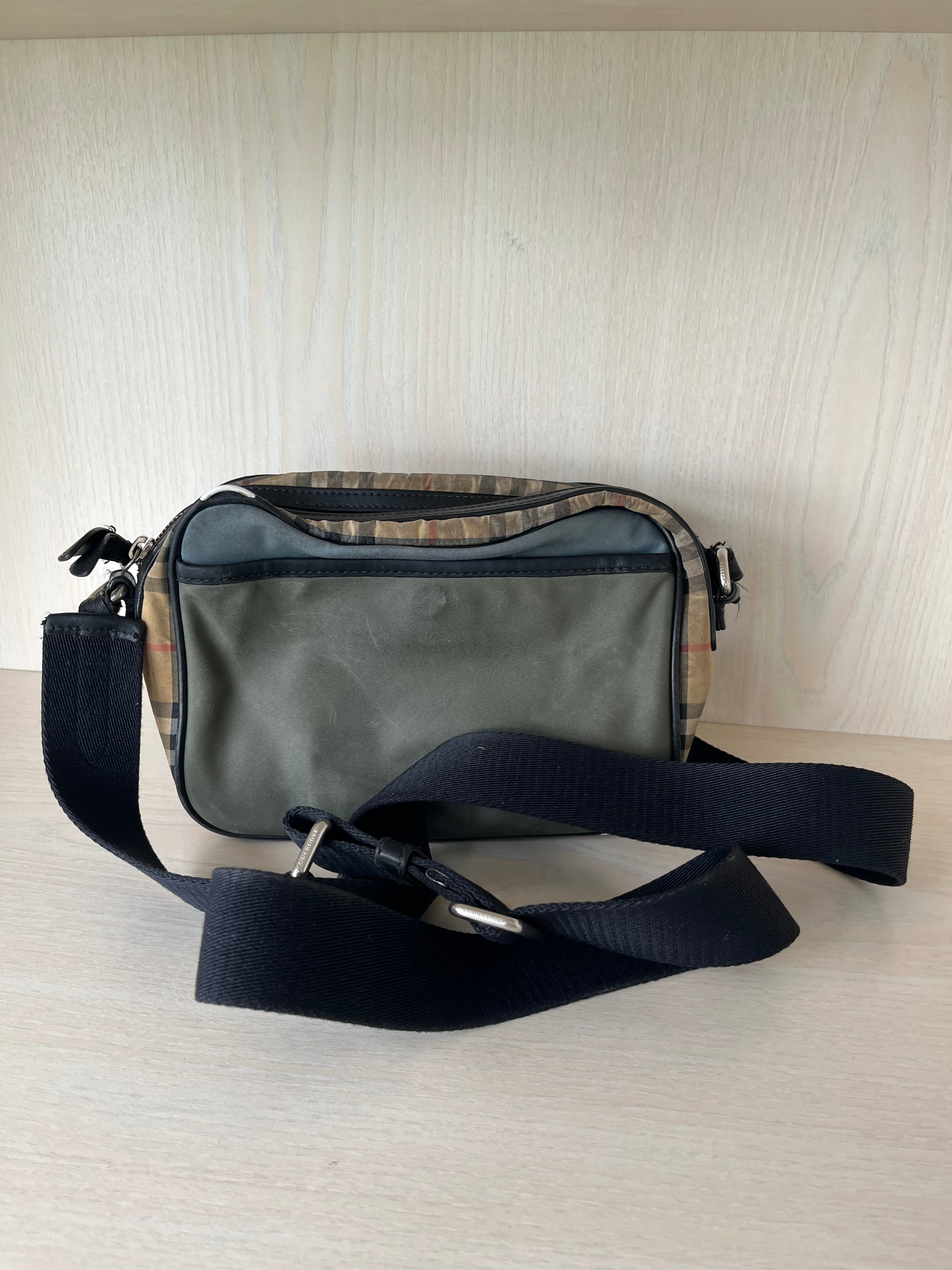 Burberry Camero Party Nylon Tasche – Olive/House Check, Medium, Zustand: Stark genutzt