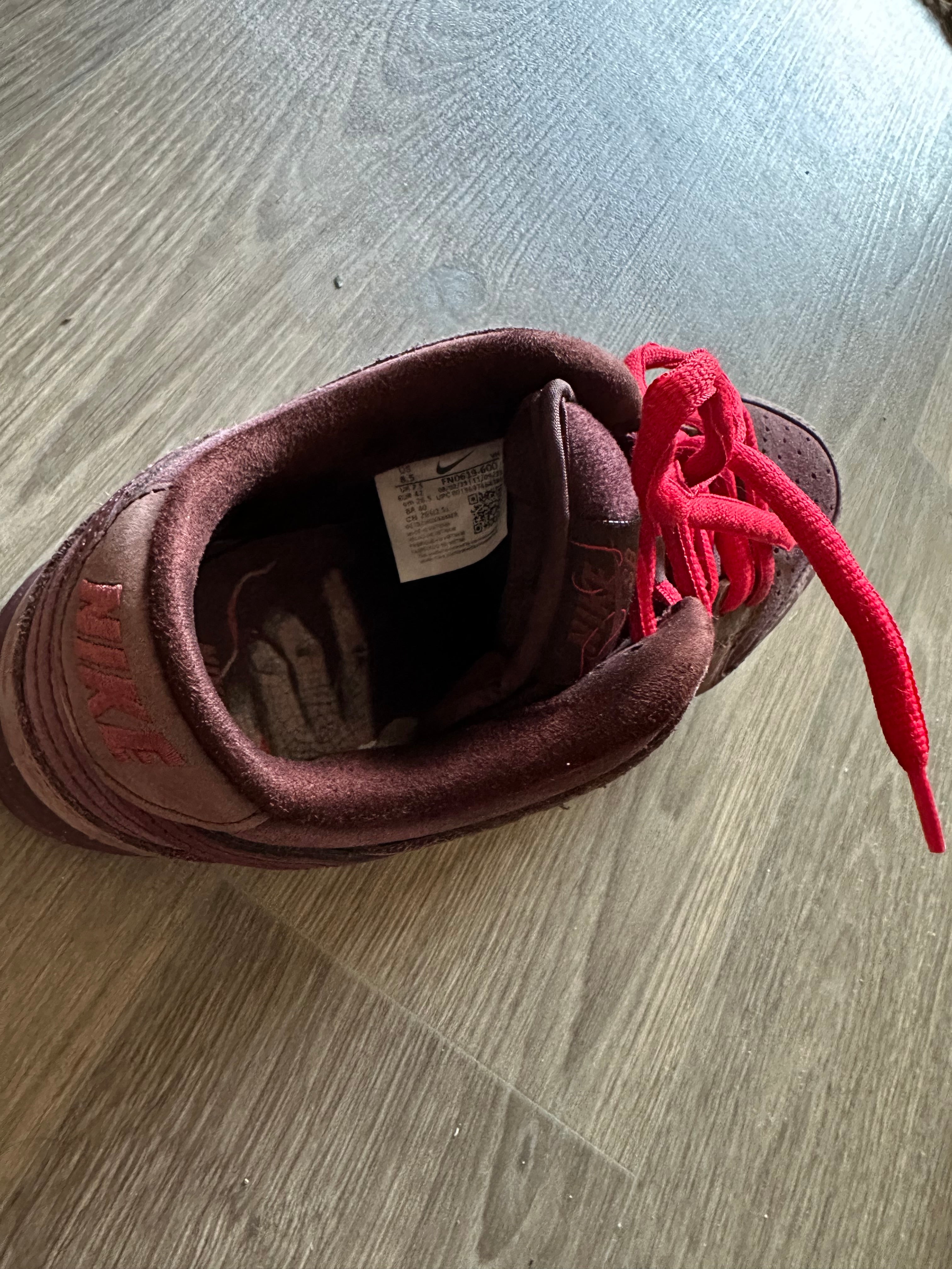 Nike SB Dunk Low City of Love Burgundy Crush EU 42 Sehr Gut
