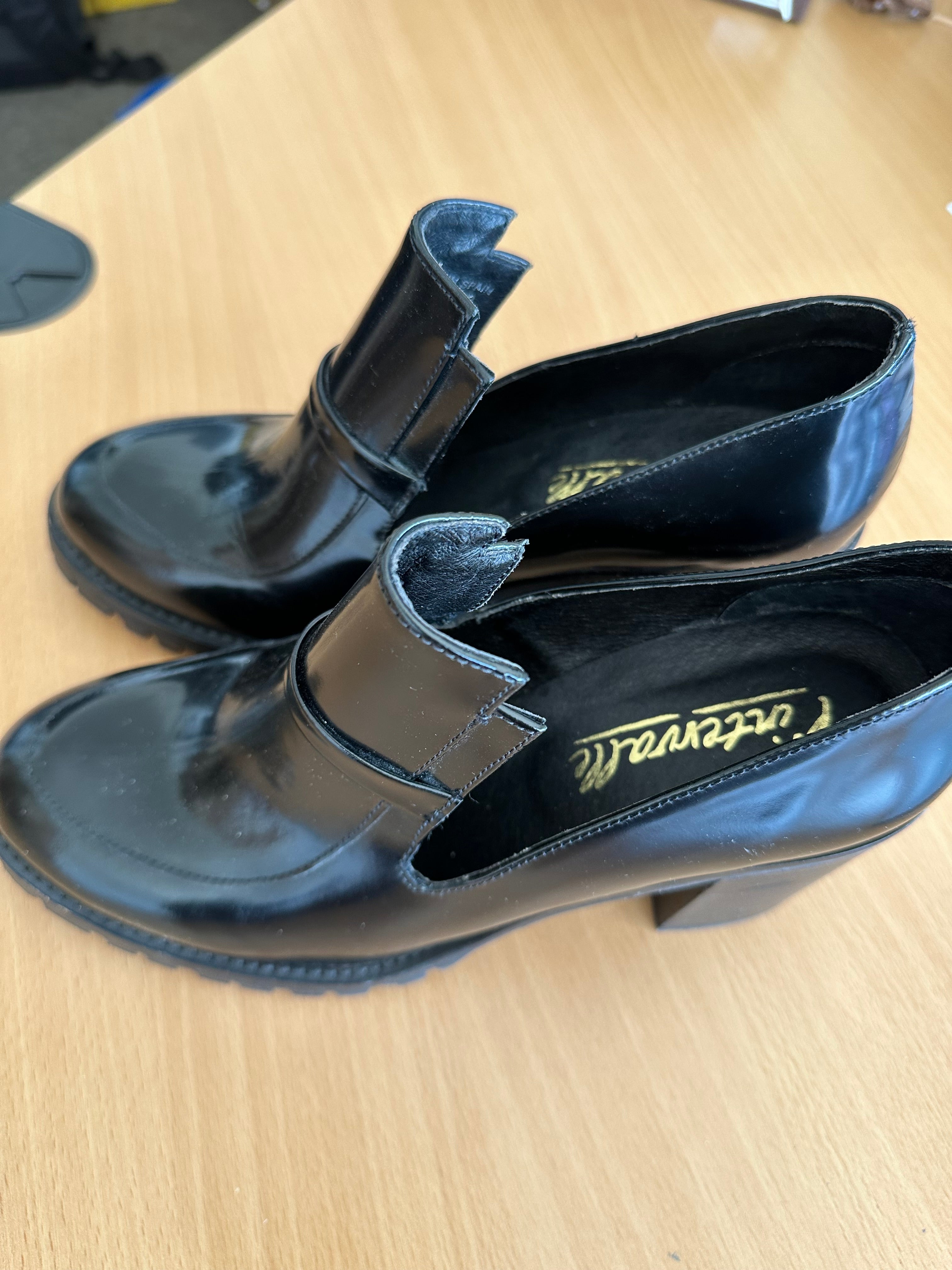 L’intervalle Loafer mit Absatz, Leder, Schwarz, Gr. 39, sehr guter Zustand