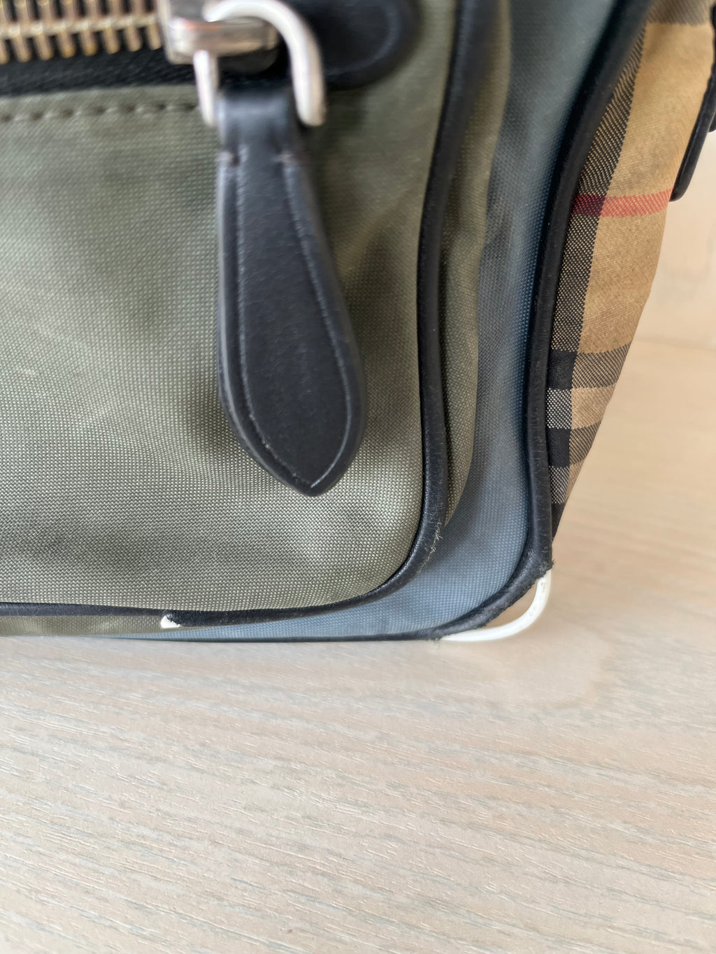 Burberry Camero Party Nylon Tasche – Olive/House Check, Medium, Zustand: Stark genutzt