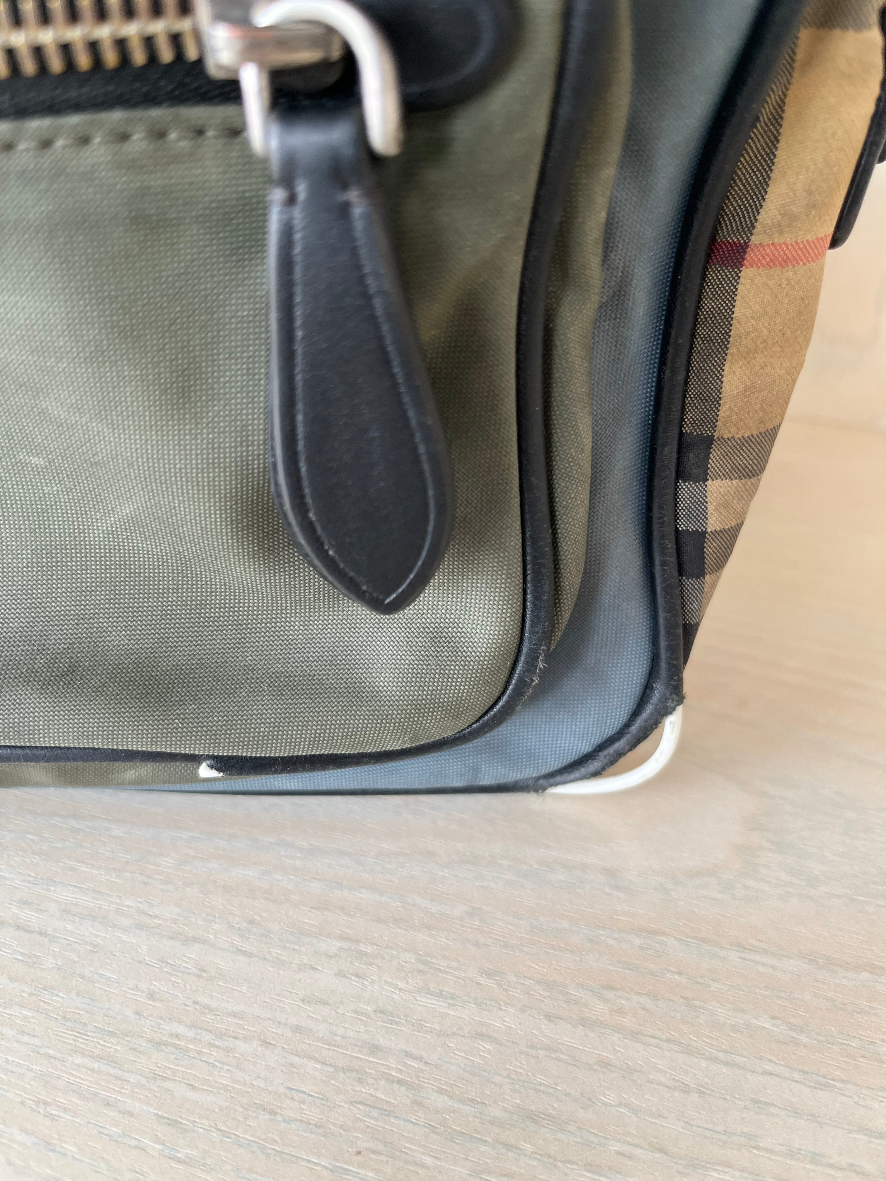 Burberry Camero Party Nylon Tasche – Olive/House Check, Medium, Zustand: Stark genutzt