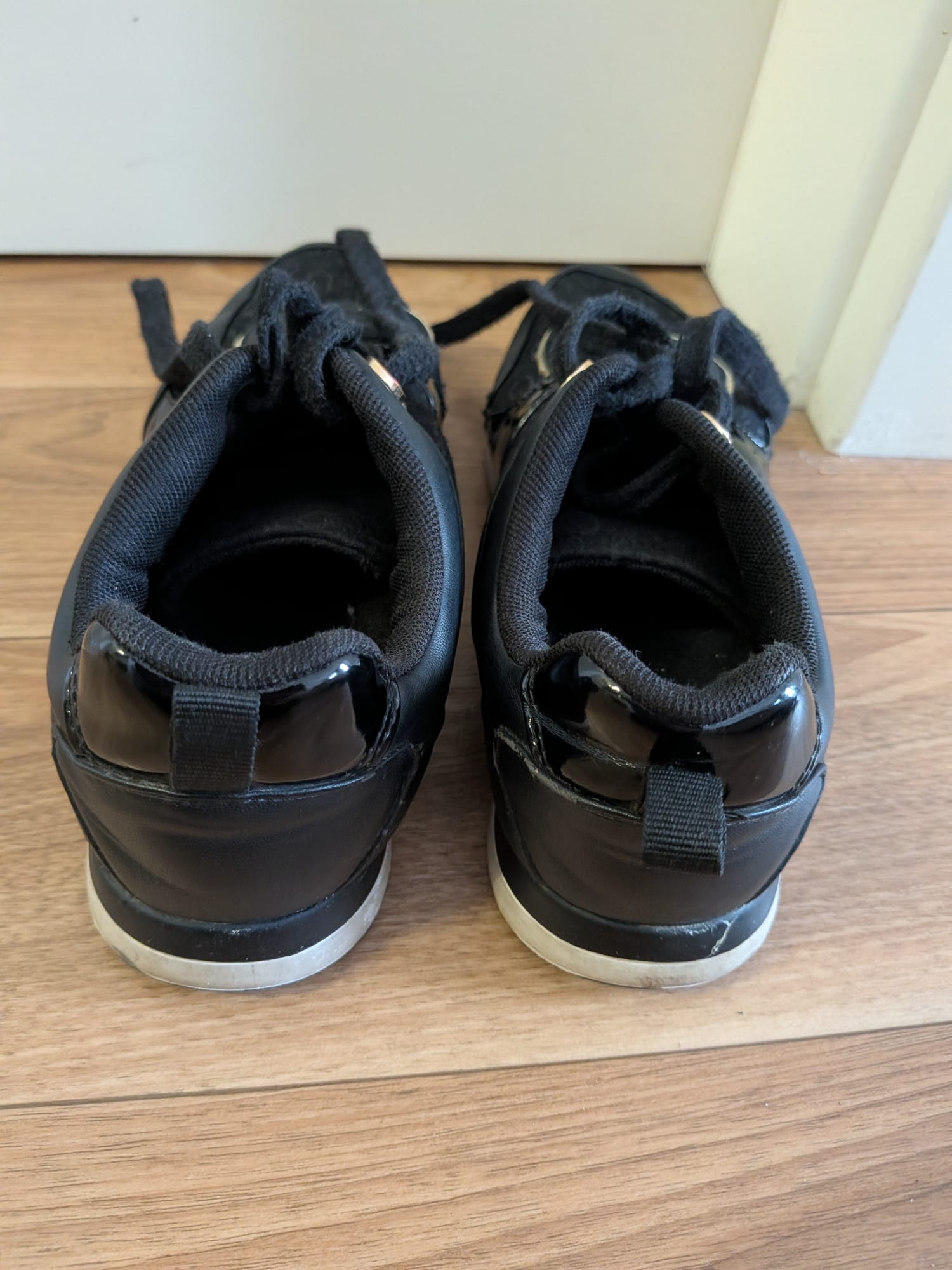Guess “Jolies” Black & Gold Sneakers Women US 6.5 / EU 38 Good Condition