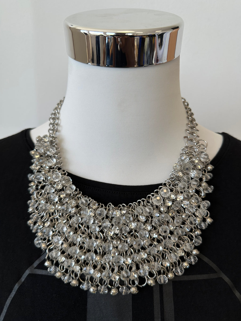 Paparazzi Zi Collier „Sociable“ Silberfarbene Kette mit Acrylkristallen, gut