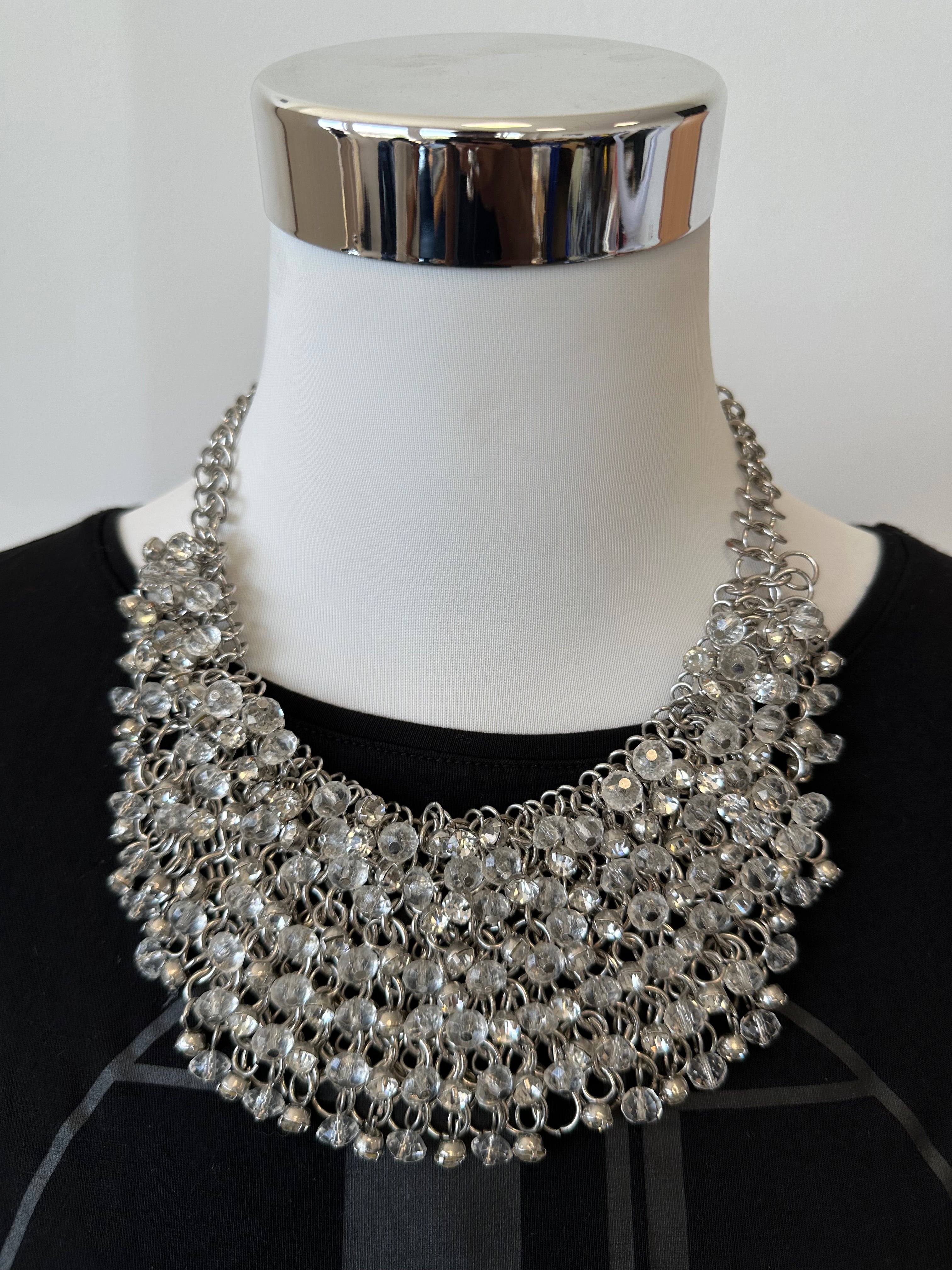 Paparazzi Zi Collier „Sociable“ Silberfarbene Kette mit Acrylkristallen, gut