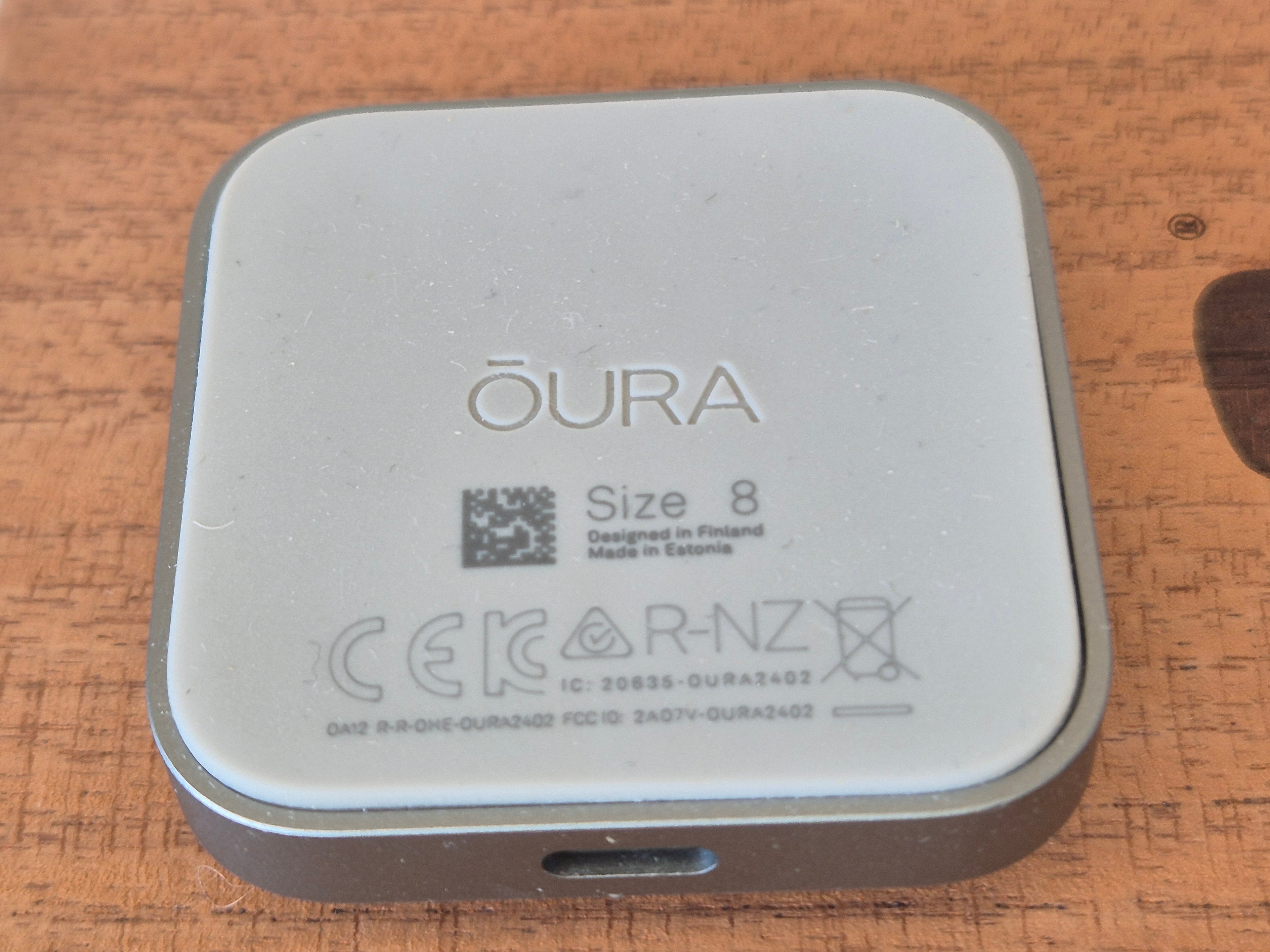 Oura Ring 4 Horizon Gold Medium – Sehr guter Zustand + Ladegerät