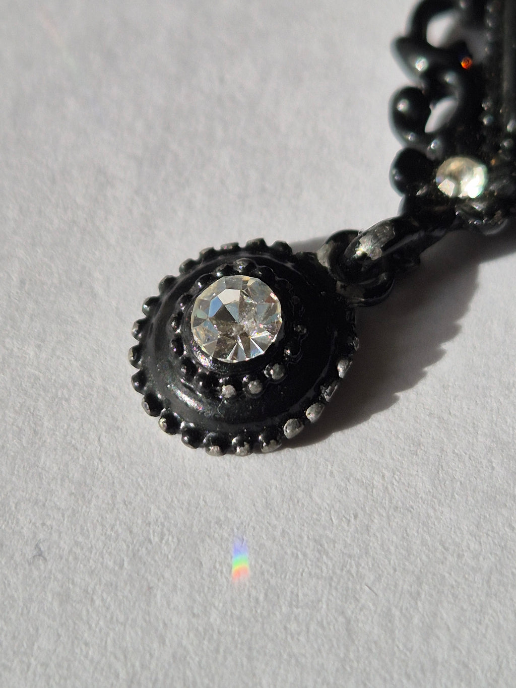 Schwarzer Gothic Kreuz Anhänger mit Strass | 7,6 cm | Gut