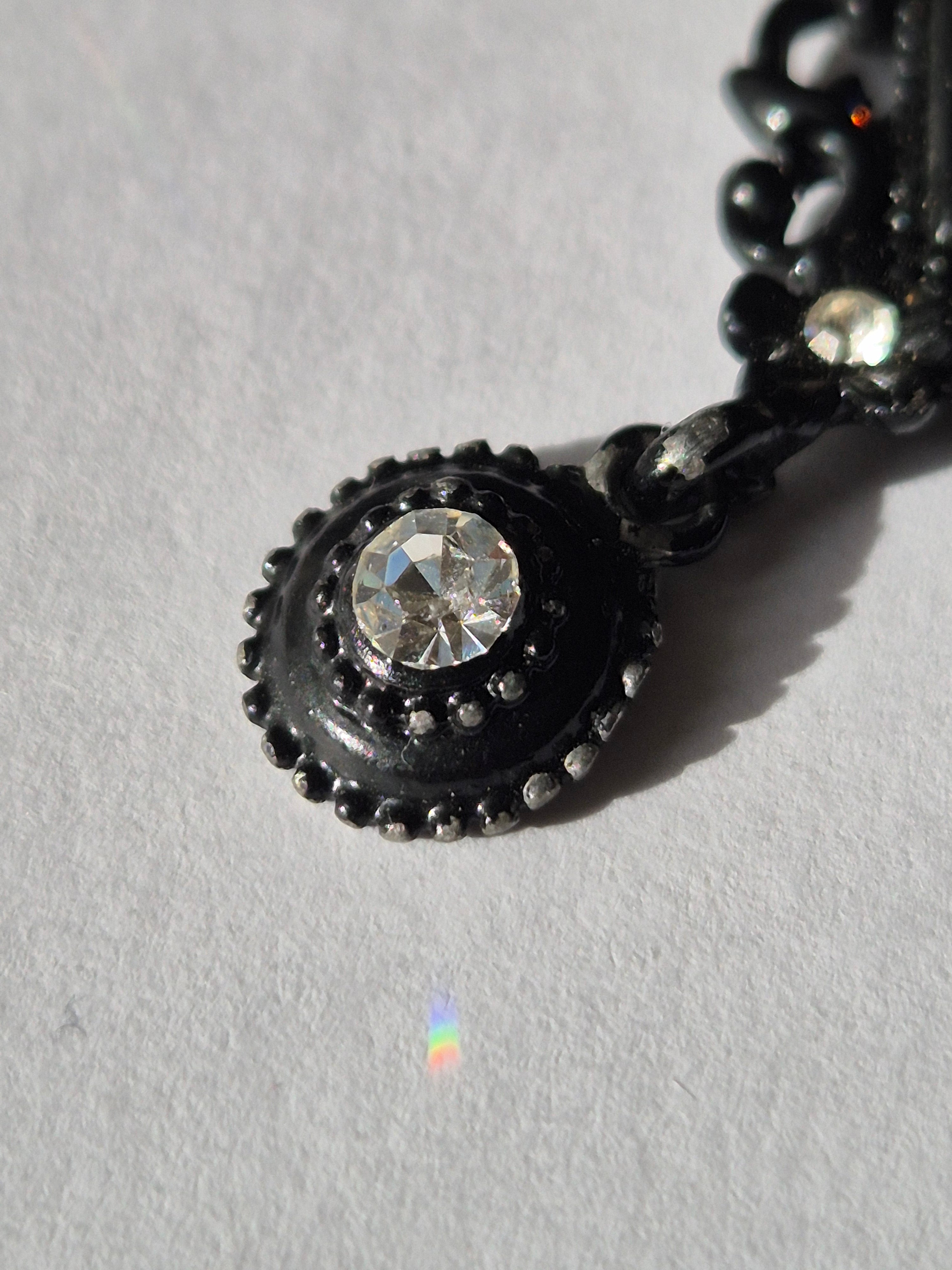 Schwarzer Gothic Kreuz Anhänger mit Strass | 7,6 cm | Gut