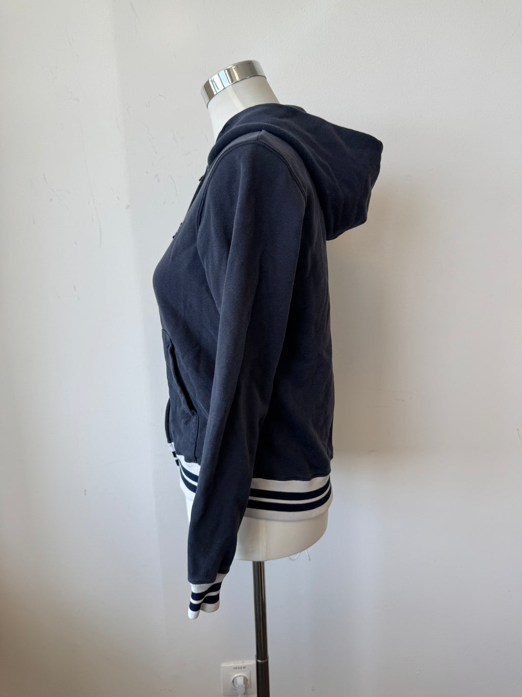 Fred Perry Zip Hoodie – Navy, Gestreifter Saum, Größe M, Guter Zustand