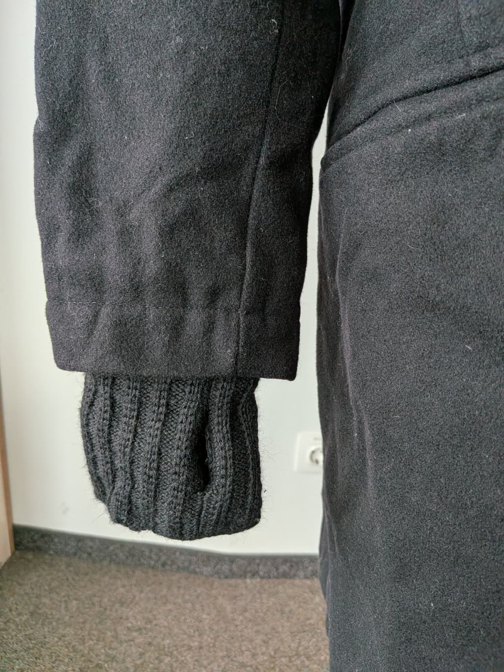 Bertoni Wollmantel mit Kunstfellkragen – Schwarz, Größe L, Guter Zustand
