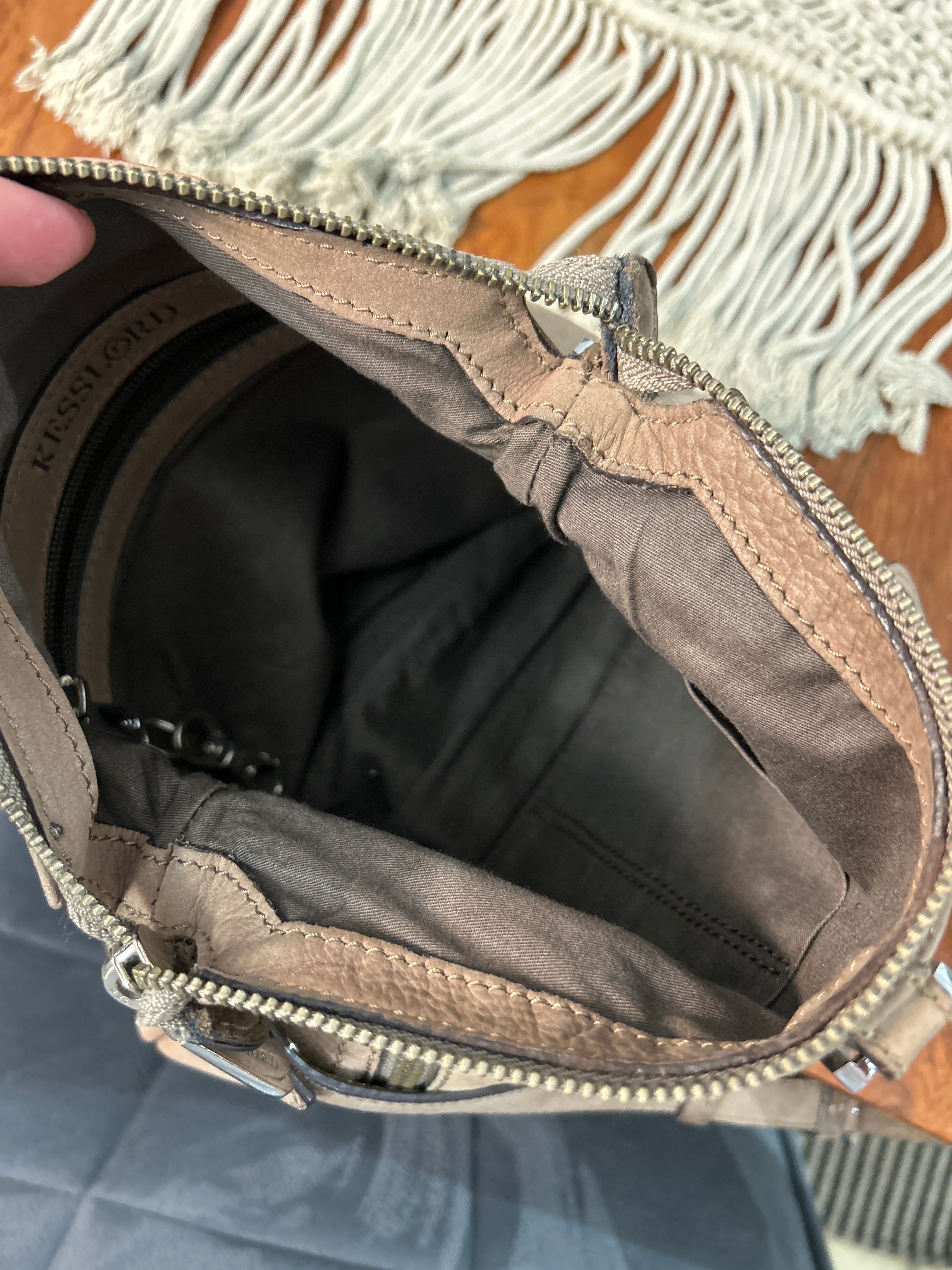 KESSLORD Crossbody Bag – Leder, Taupe, Kompakt, Gebraucht