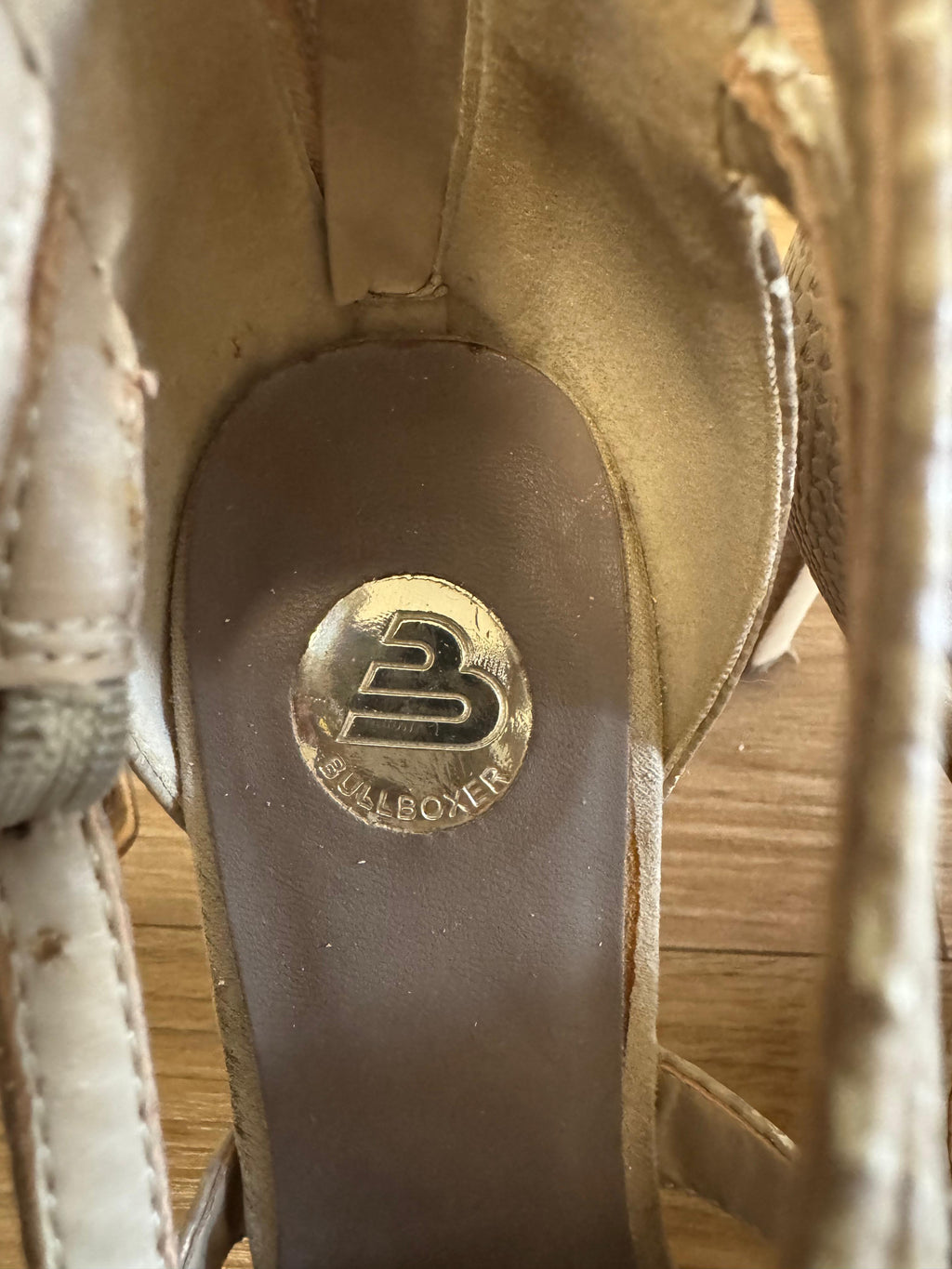 Bullboxer Fringe Sandalen – Kunstleder, Cream, Gr. 38, Zustand: Stark gebraucht