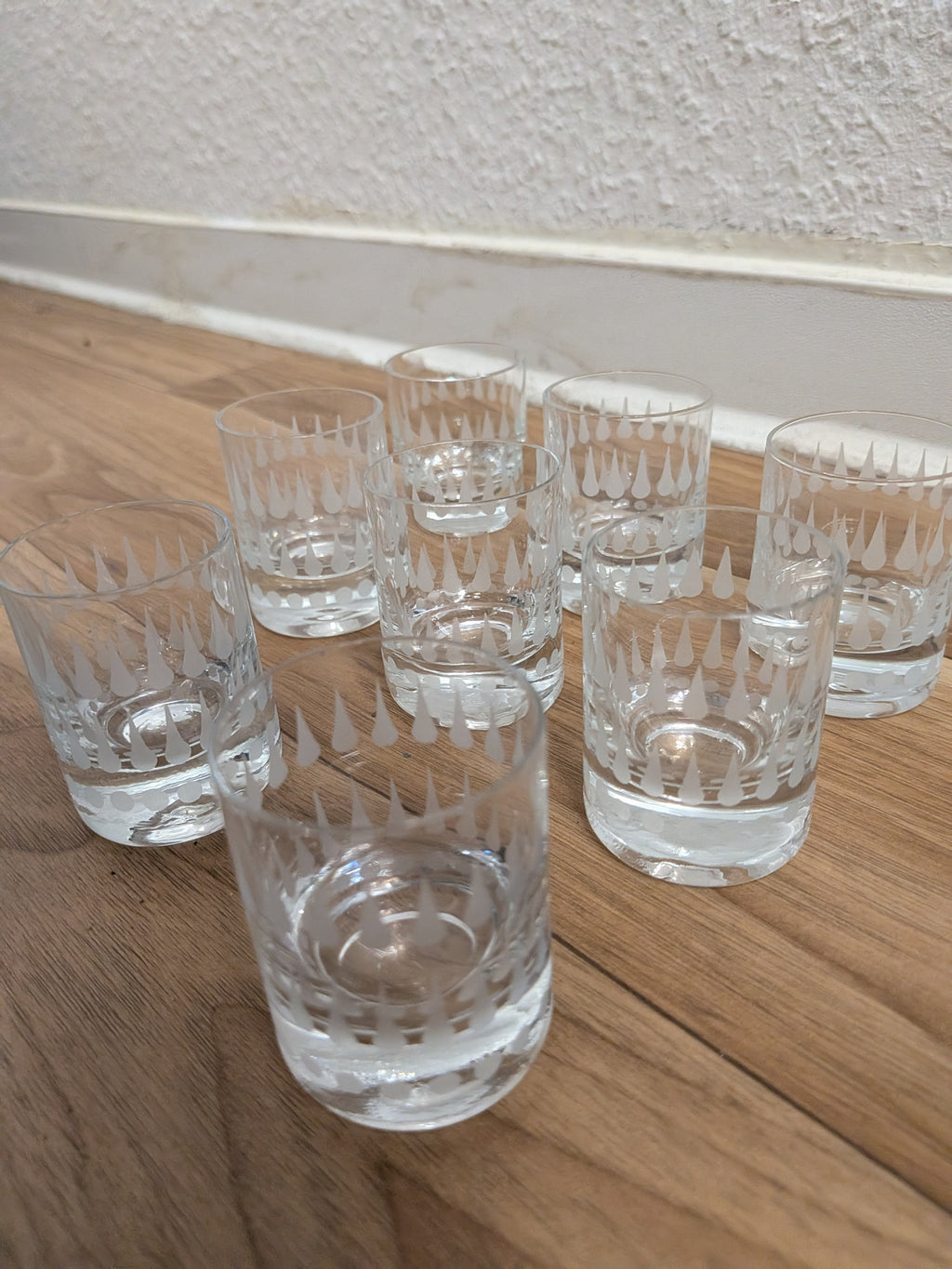 8 Vintage Whiskygläser, Teardrop-Muster, klar mit Frostdekor, sehr guter Zustand
