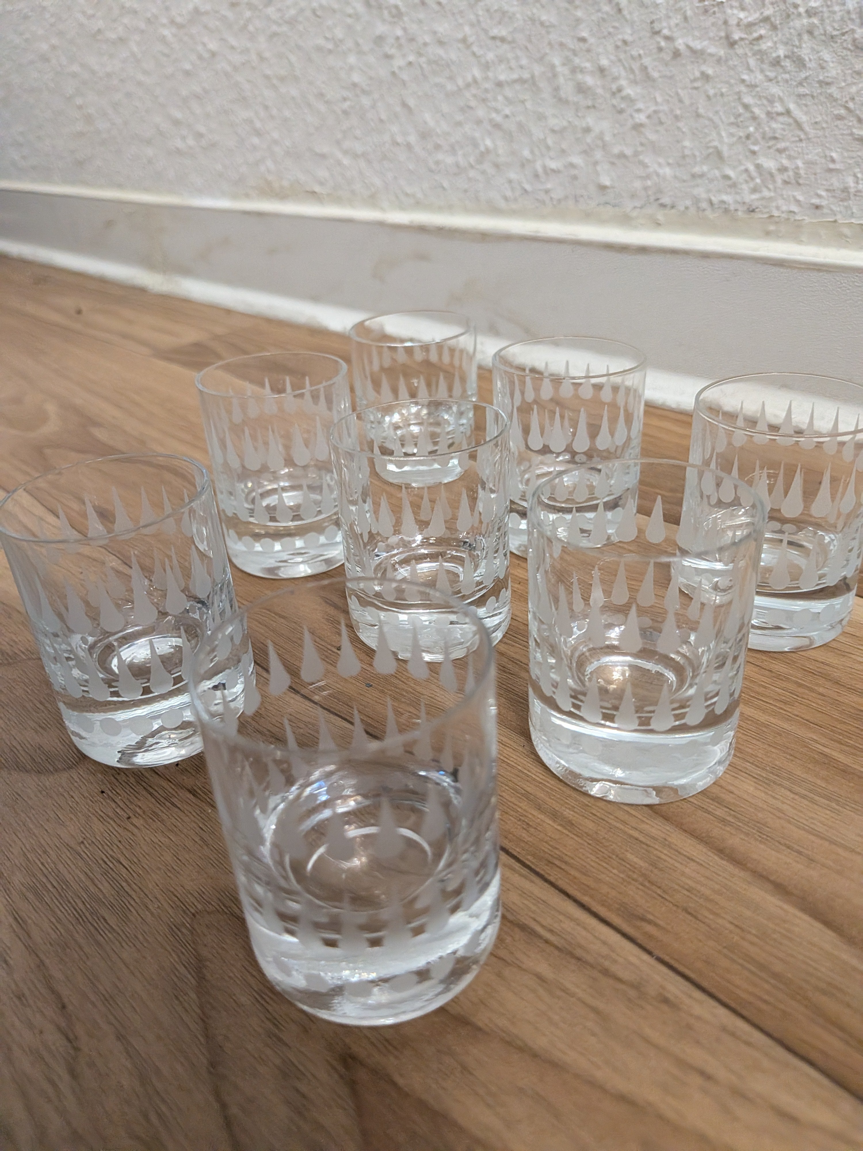 8 Vintage Whiskygläser, Teardrop-Muster, klar mit Frostdekor, sehr guter Zustand
