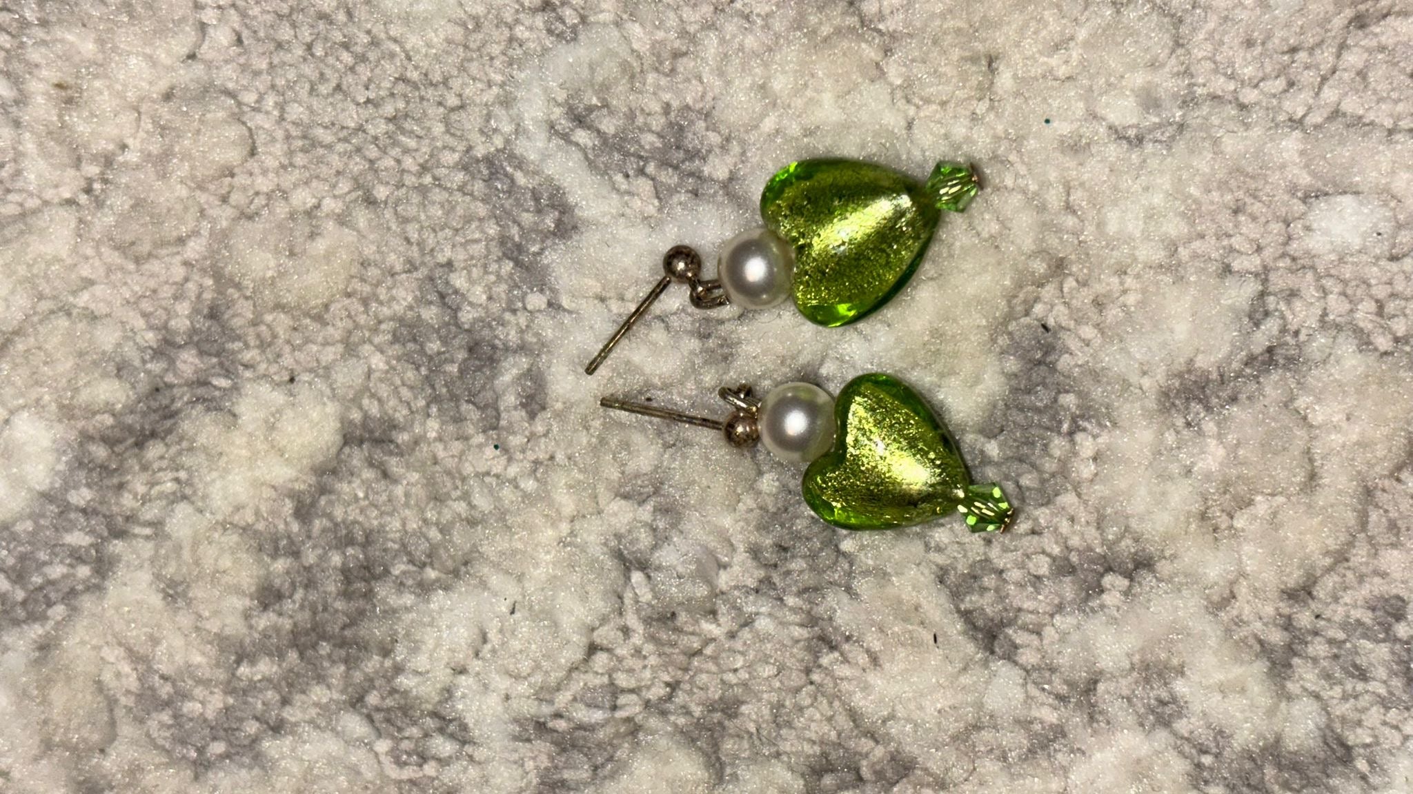 Vintage Grüne Murano-Stil Glas Herz Ohrstecker mit Kunstperlen, guter Zustand