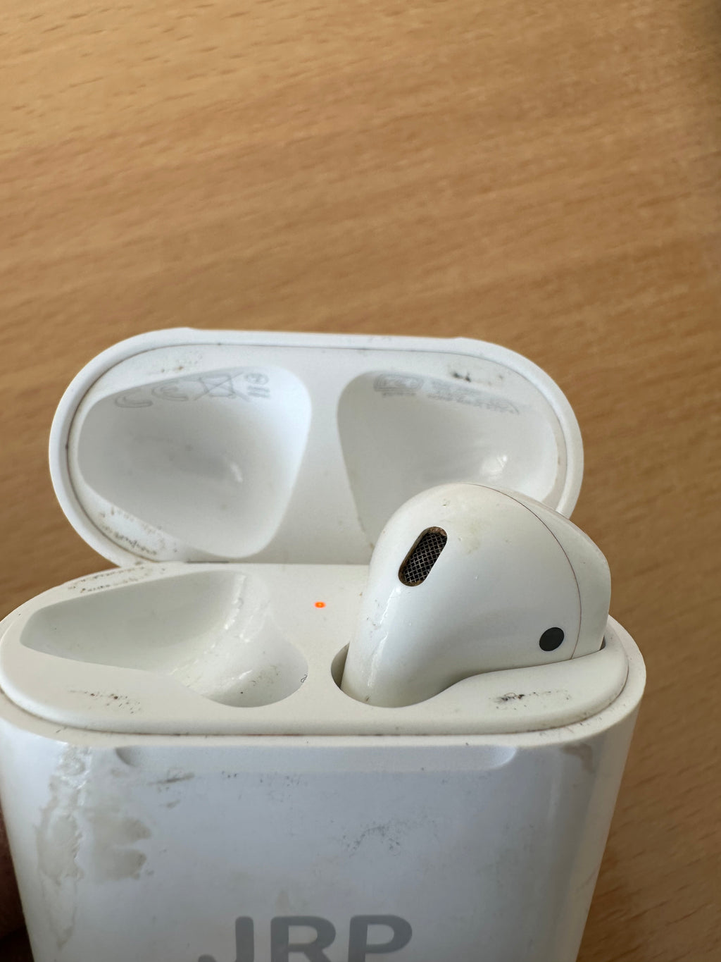 Apple AirPods mit Ladecase (Einzelner rechter Ohrhörer, Gravur, Weiß, Zustand Schlecht)