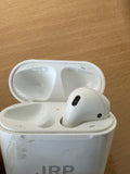 Apple AirPods mit Ladecase (Einzelner rechter Ohrhörer, Gravur, Weiß, Zustand Schlecht)