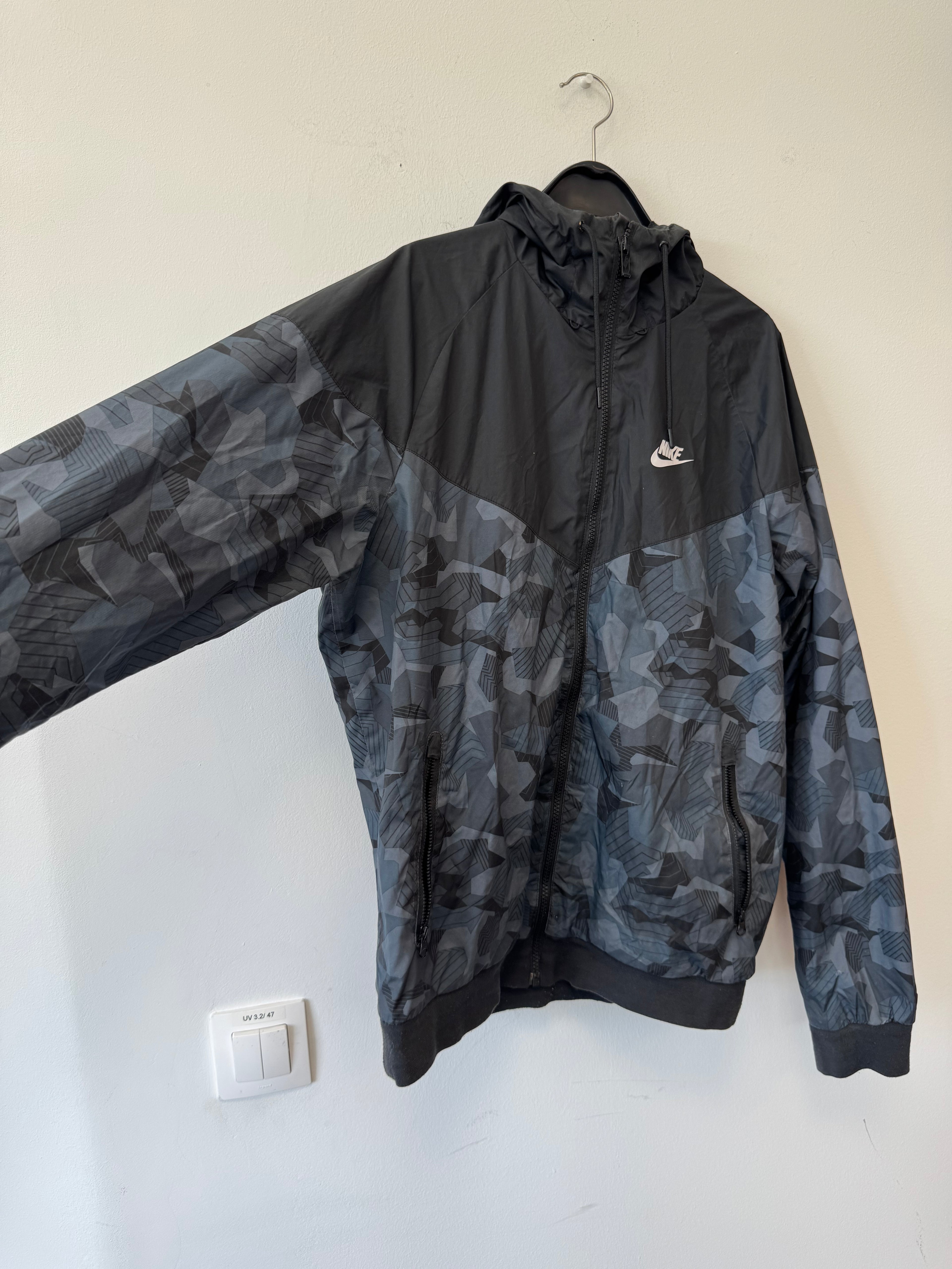 Nike Windrunner AOP Badland Jacke M Schwarz/Olive – Guter Zustand