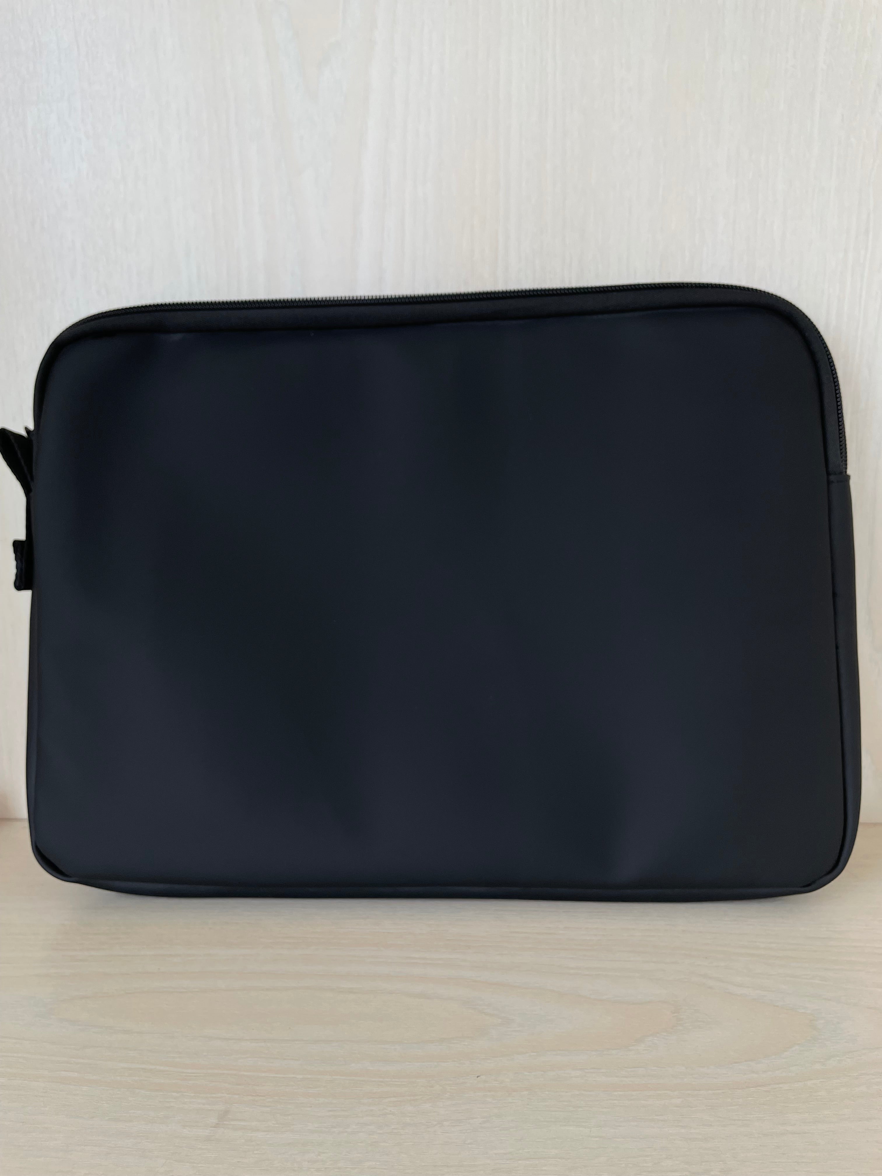 RAINS 13″ Laptop Sleeve – Schwarz, Polyurethan, Kadmos Print, Sehr Gut