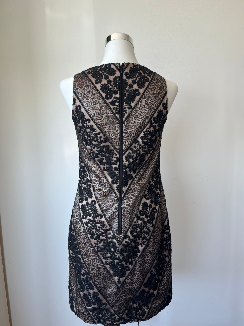 Vince Camuto Cocktailkleid – Stickerei & Pailletten, Gr. 2, Schwarz/Nude, Top