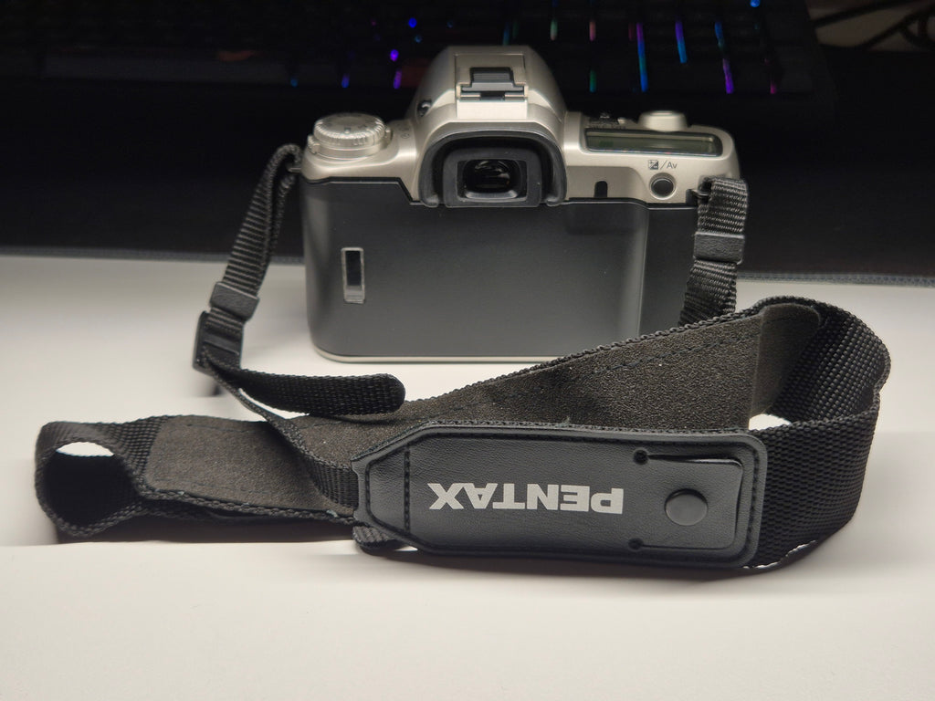 Pentax MZ-50 35mm SLR Silber mit 35-80mm Objektiv, Tasche & Anleitung – VGC