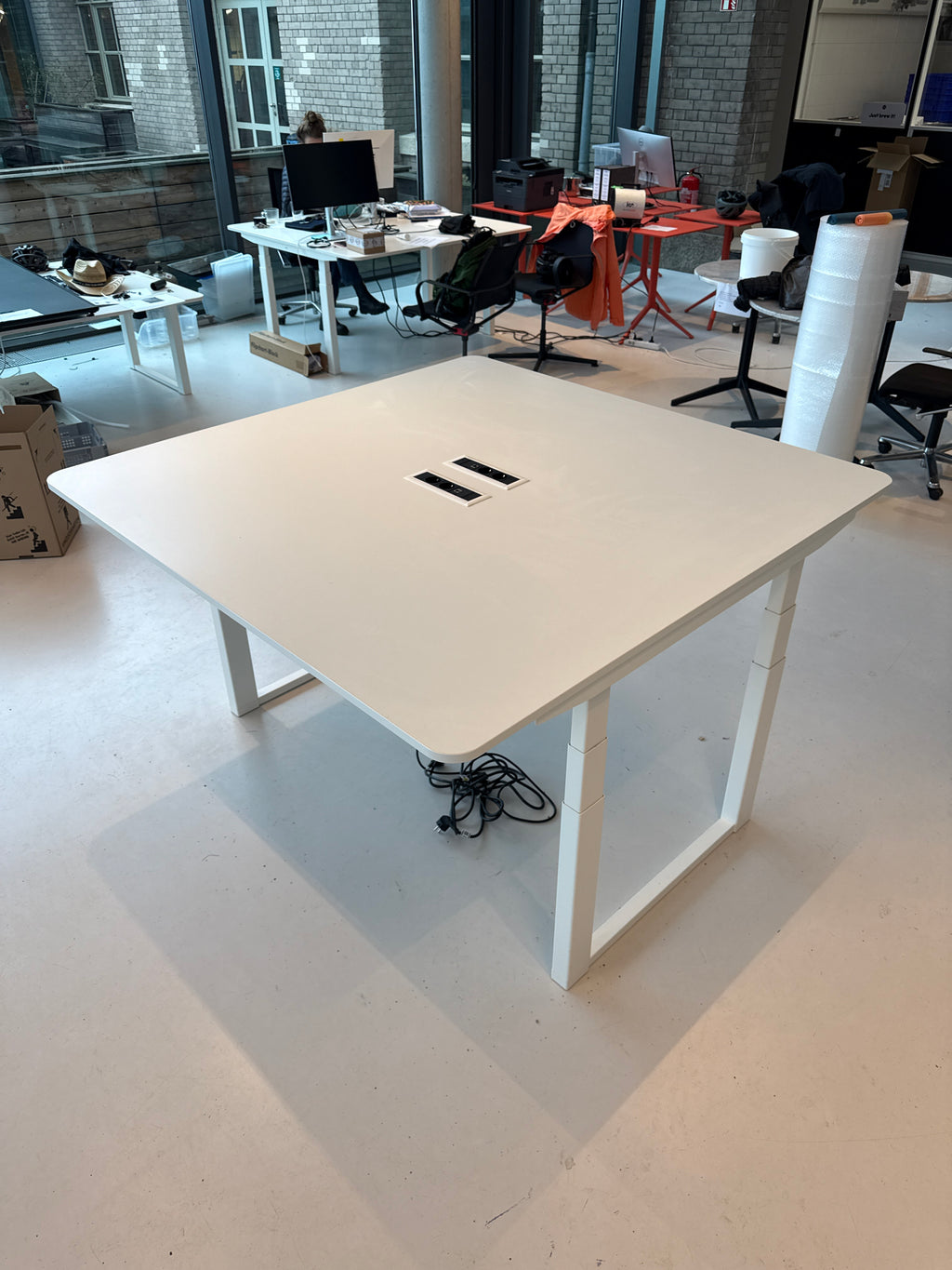 Bene LEVEL LIFT PURE Meeting Tisch 140x140 cm | elektrisch höhenverstellbar | Weiß