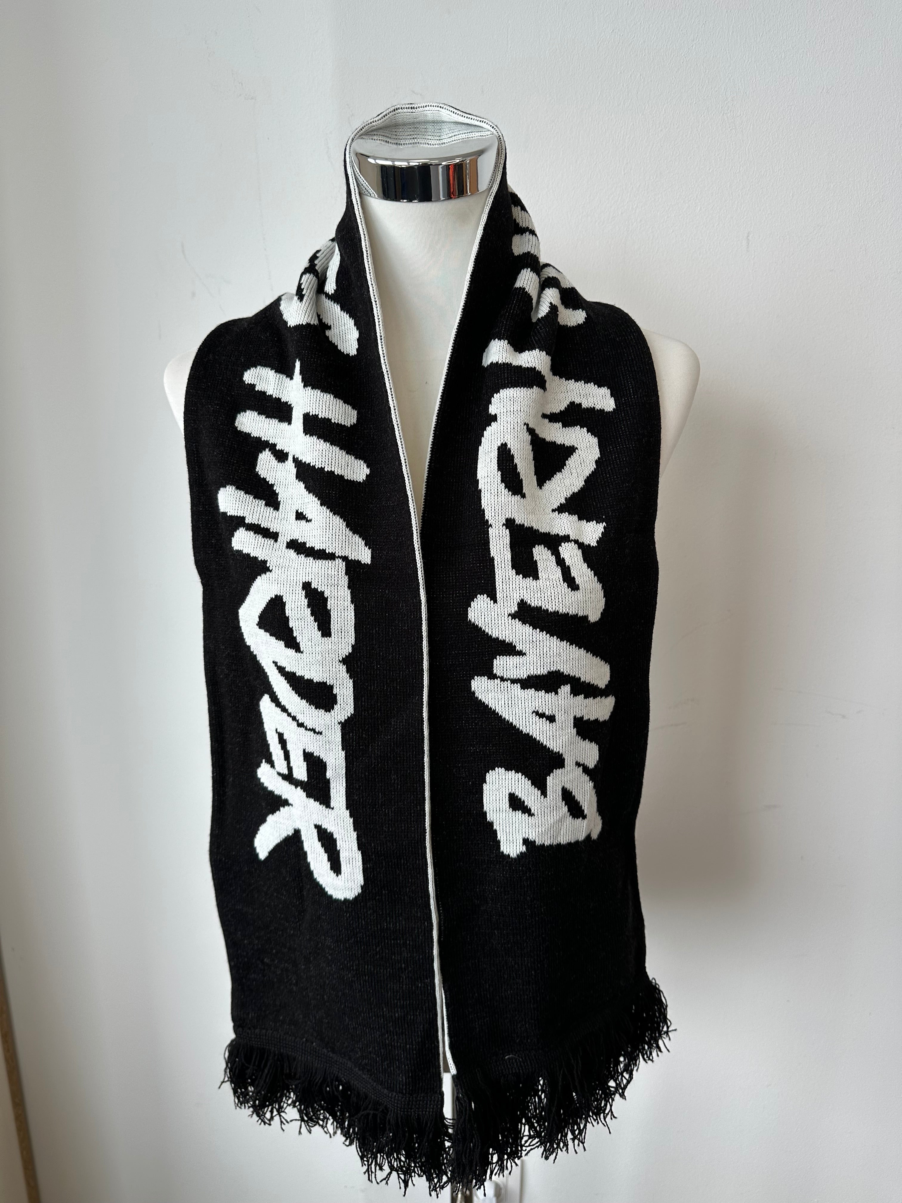 Wie Neu FC Bayern Strickschal “BAYERN HUSTLES HARDER” – Wende, 145cm, Schwarz/Weiß