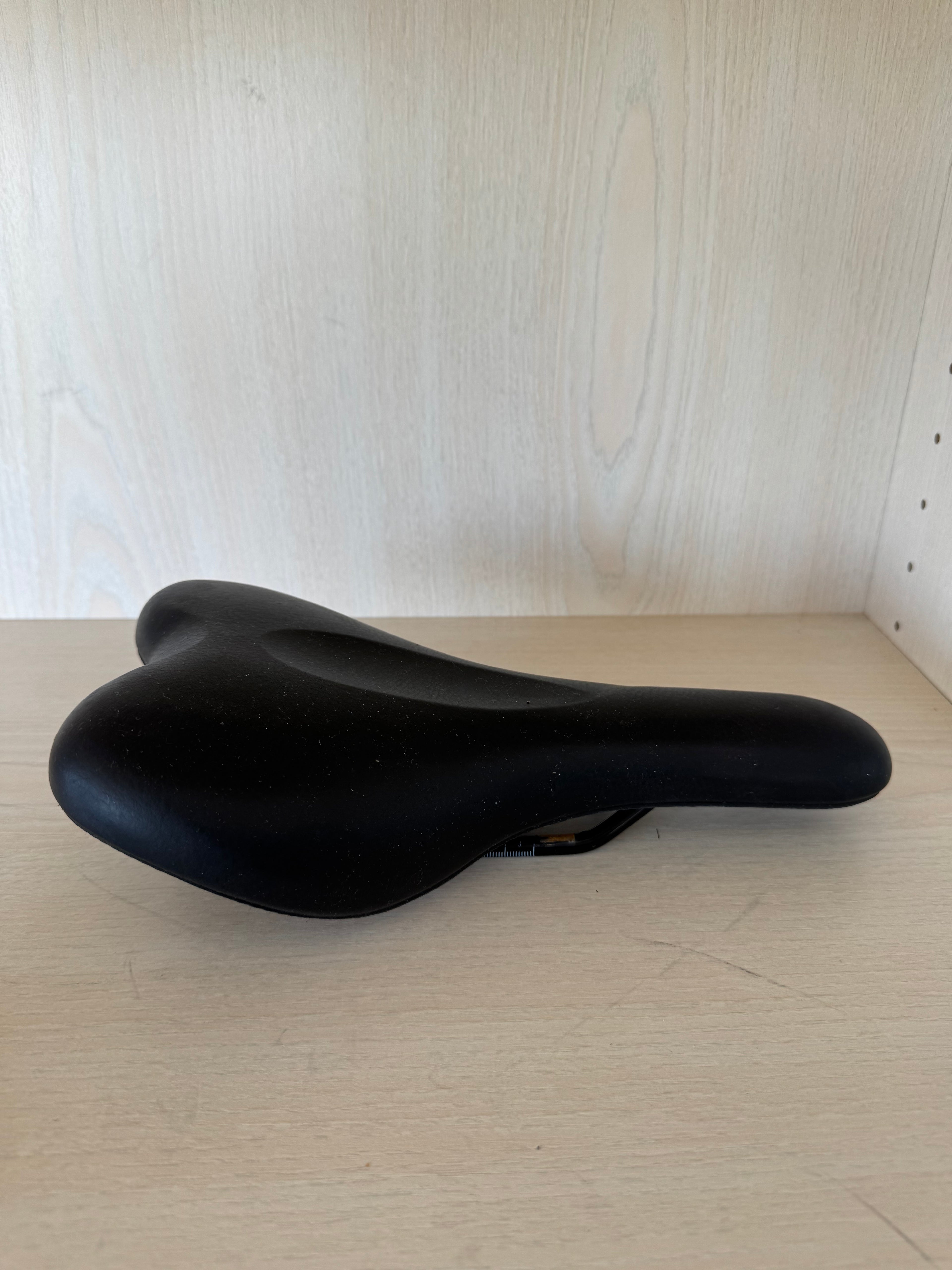UNISTRENGH Oversized Fahrradsattel – Schwarz, Gut