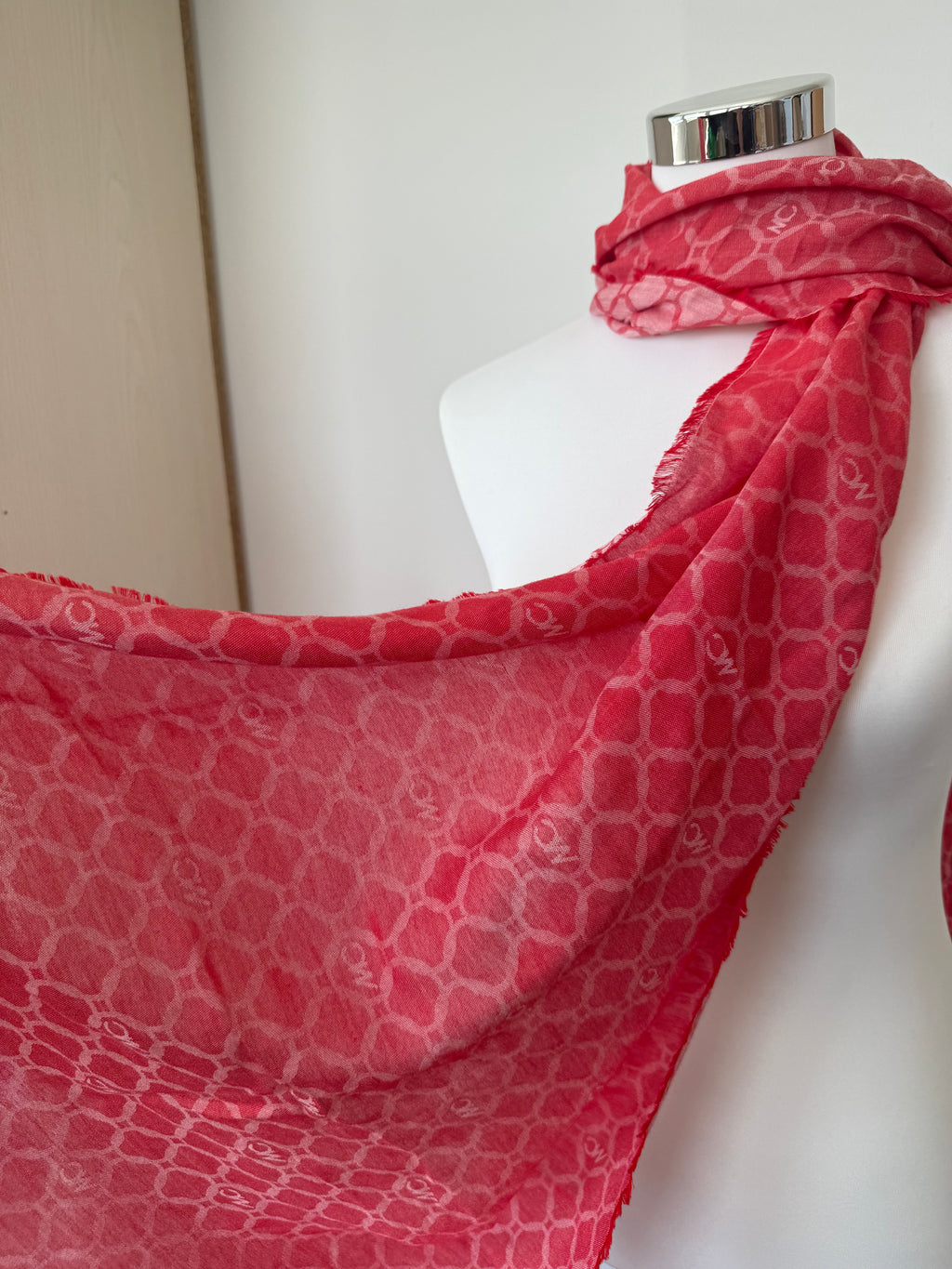 Marc Cain large scarf/wrap, red-white, very good condition