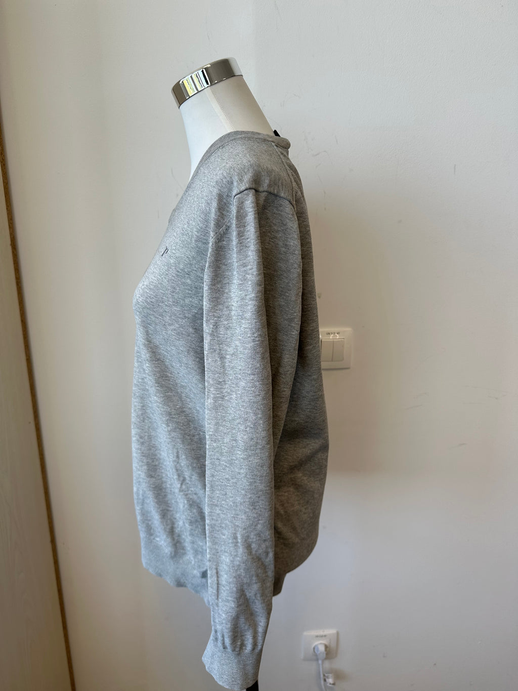 Peak Performance Grey V-Neck Sweater Men's Large – Good Condition