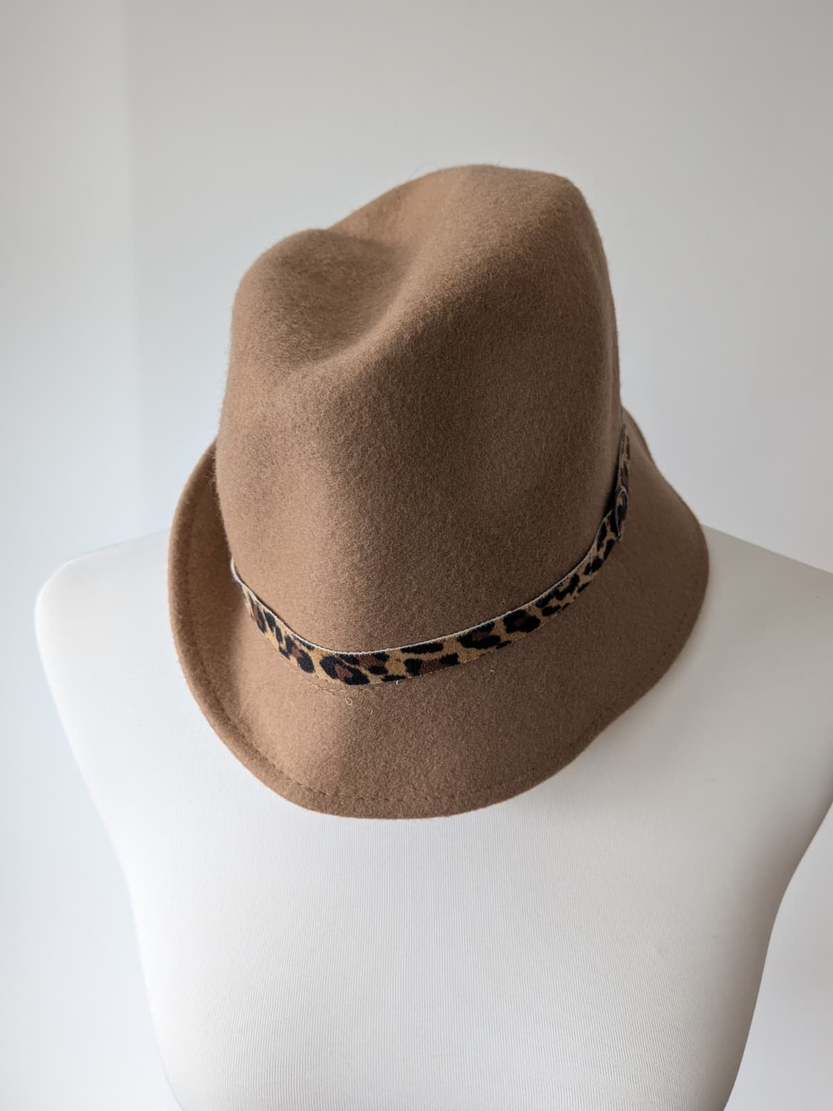 Intrend Woll-Fedora M, Camel mit Leopardenband, sehr guter Zustand