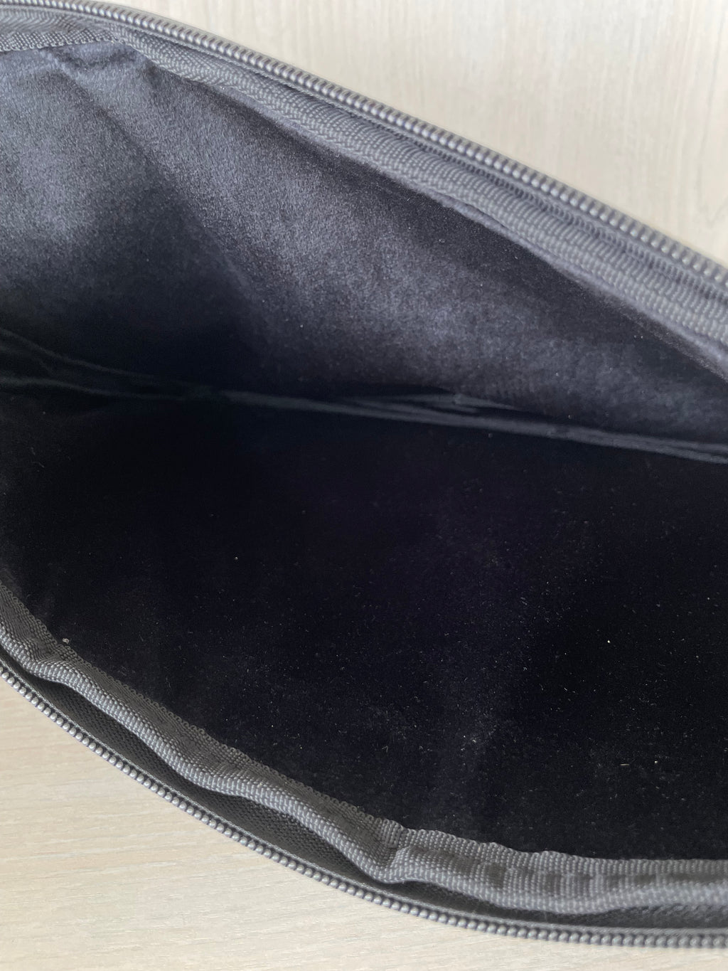 RAINS 13″ Laptop Sleeve – Schwarz, Polyurethan, Kadmos Print, Sehr Gut