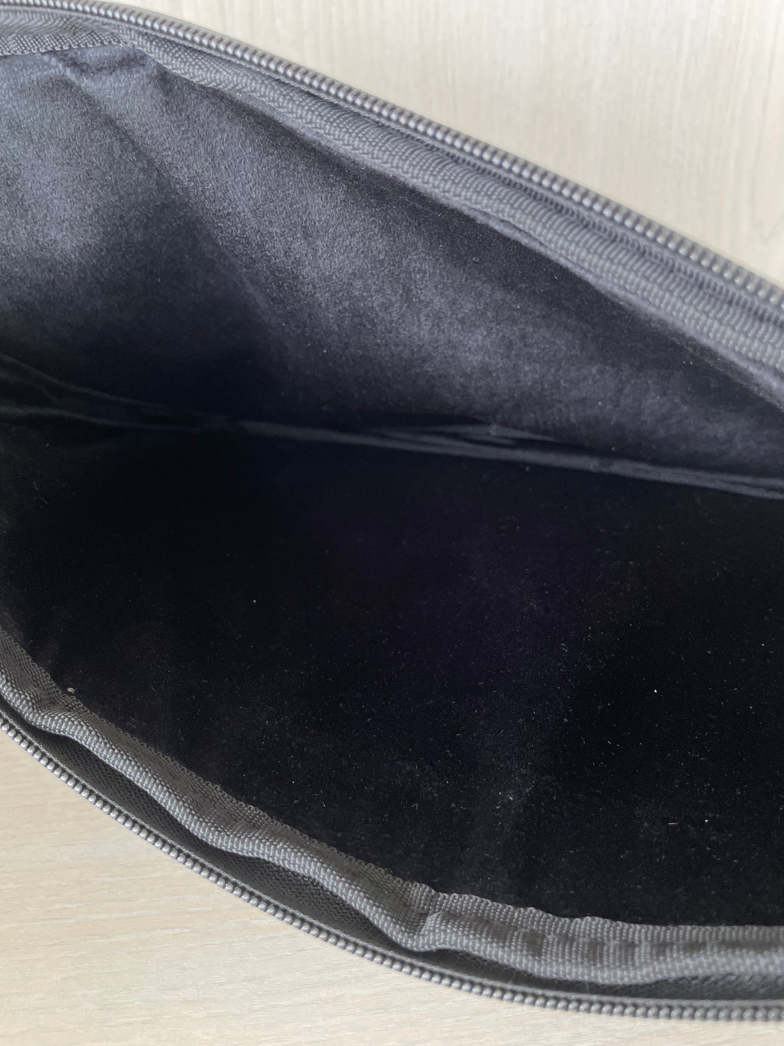 RAINS 13″ Laptop Sleeve – Schwarz, Polyurethan, Kadmos Print, Sehr Gut