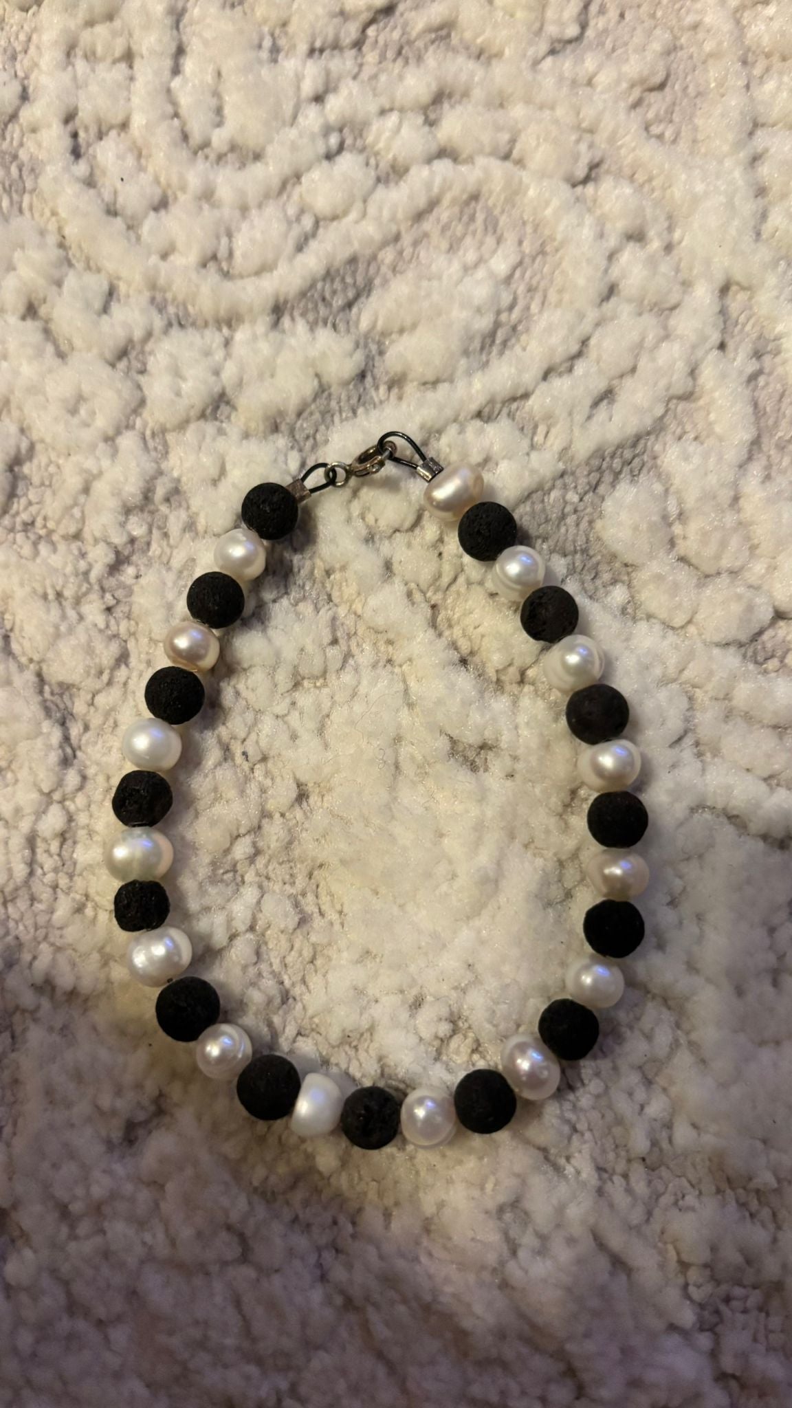 Perlen & Lavastein Armband – Handgemacht, 18 cm, Weiß/Schwarz, Sehr gut