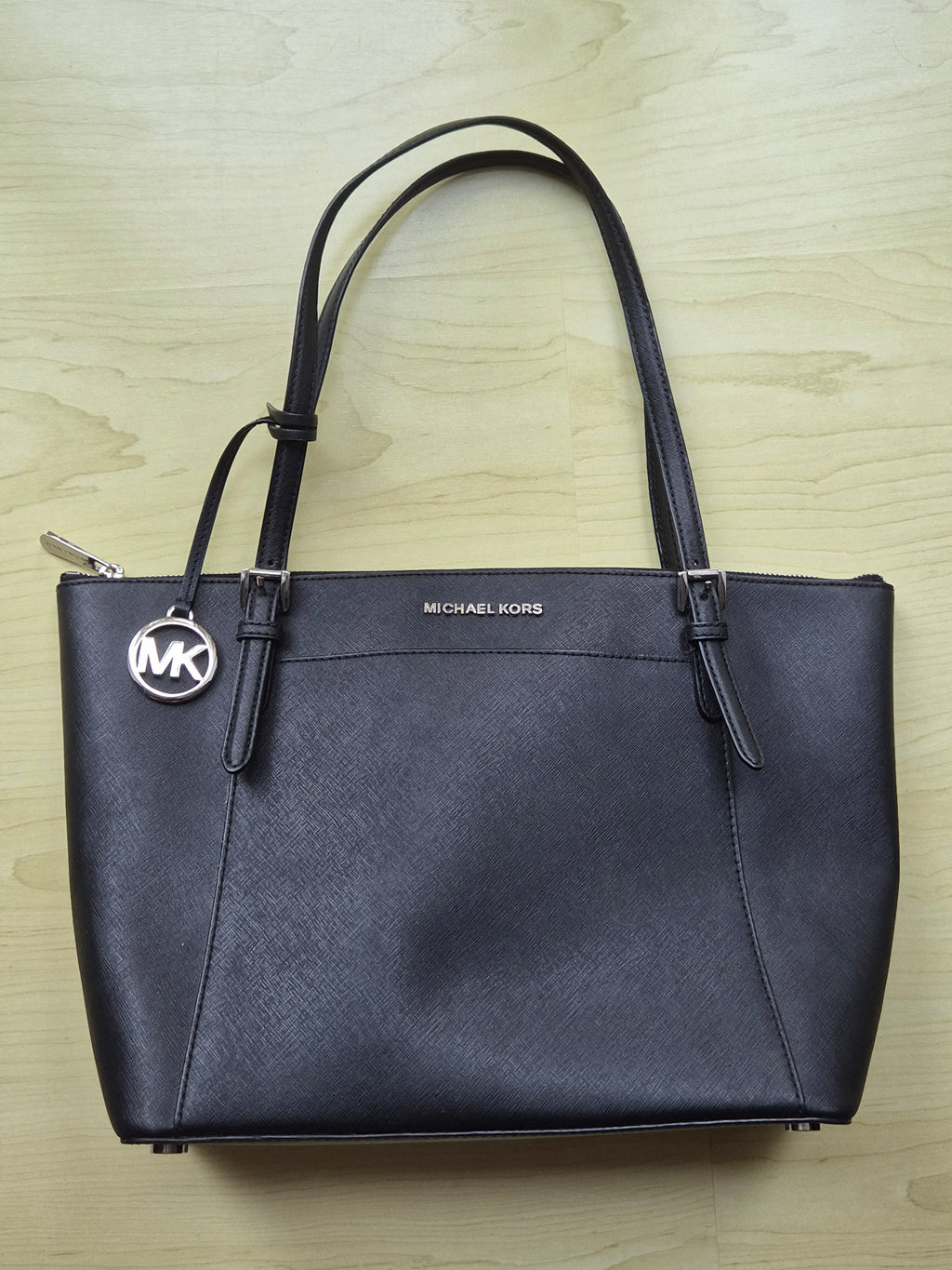 Michael Kors Voyager Large Tote Black Saffiano Leather, Very Good Condition