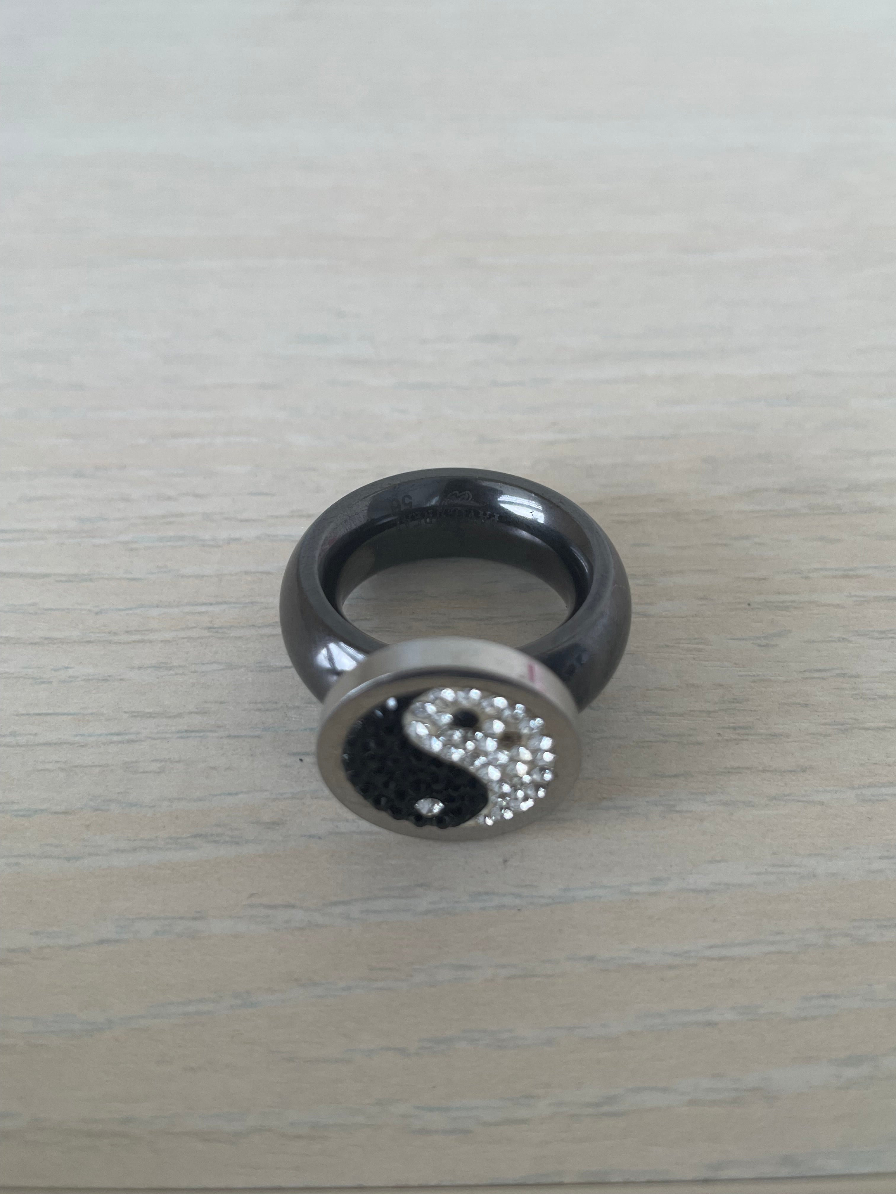 Pavo Real interchangeable ring, black steel + 6 tops, VG condition