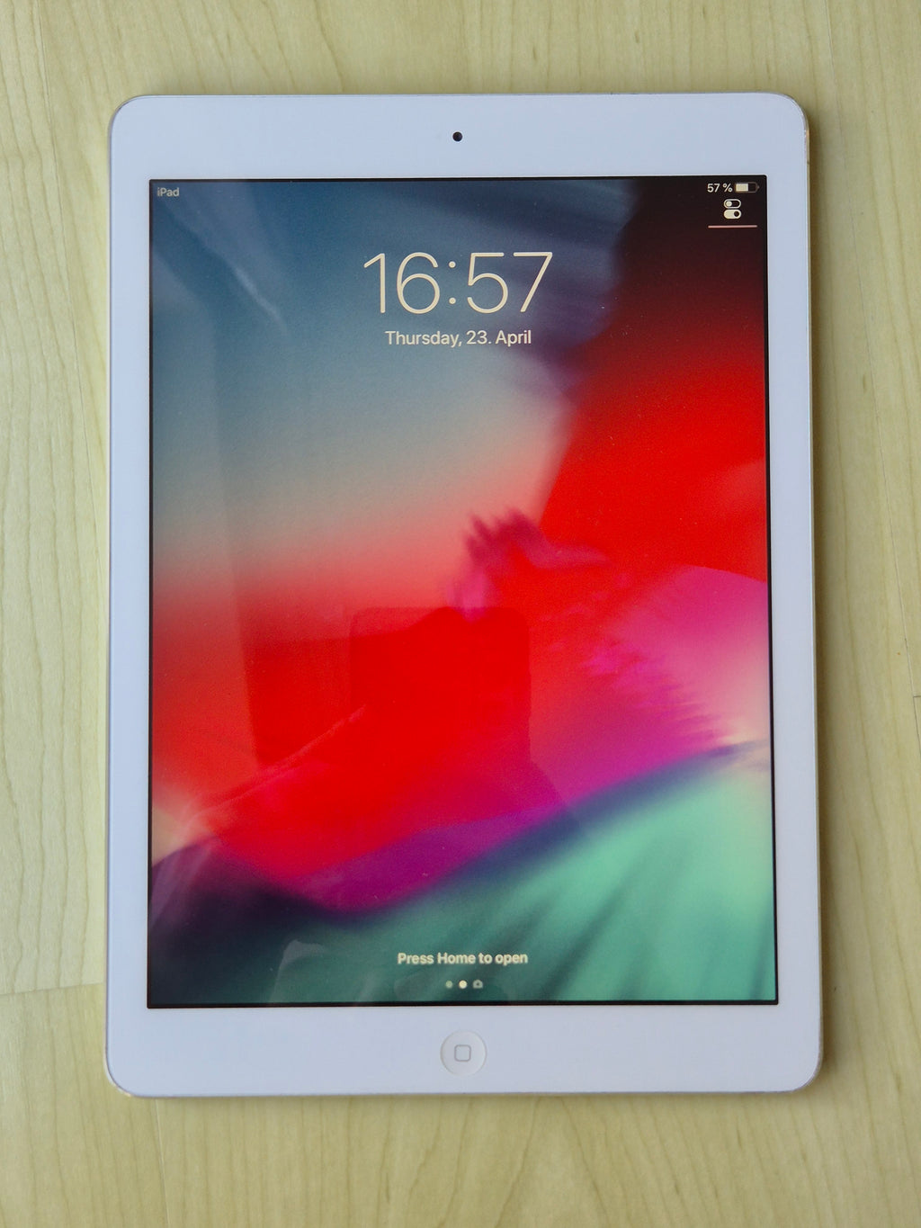 Apple iPad Air 1. Gen 16GB Wi-Fi Silber – Guter Zustand, mit Ladegerät