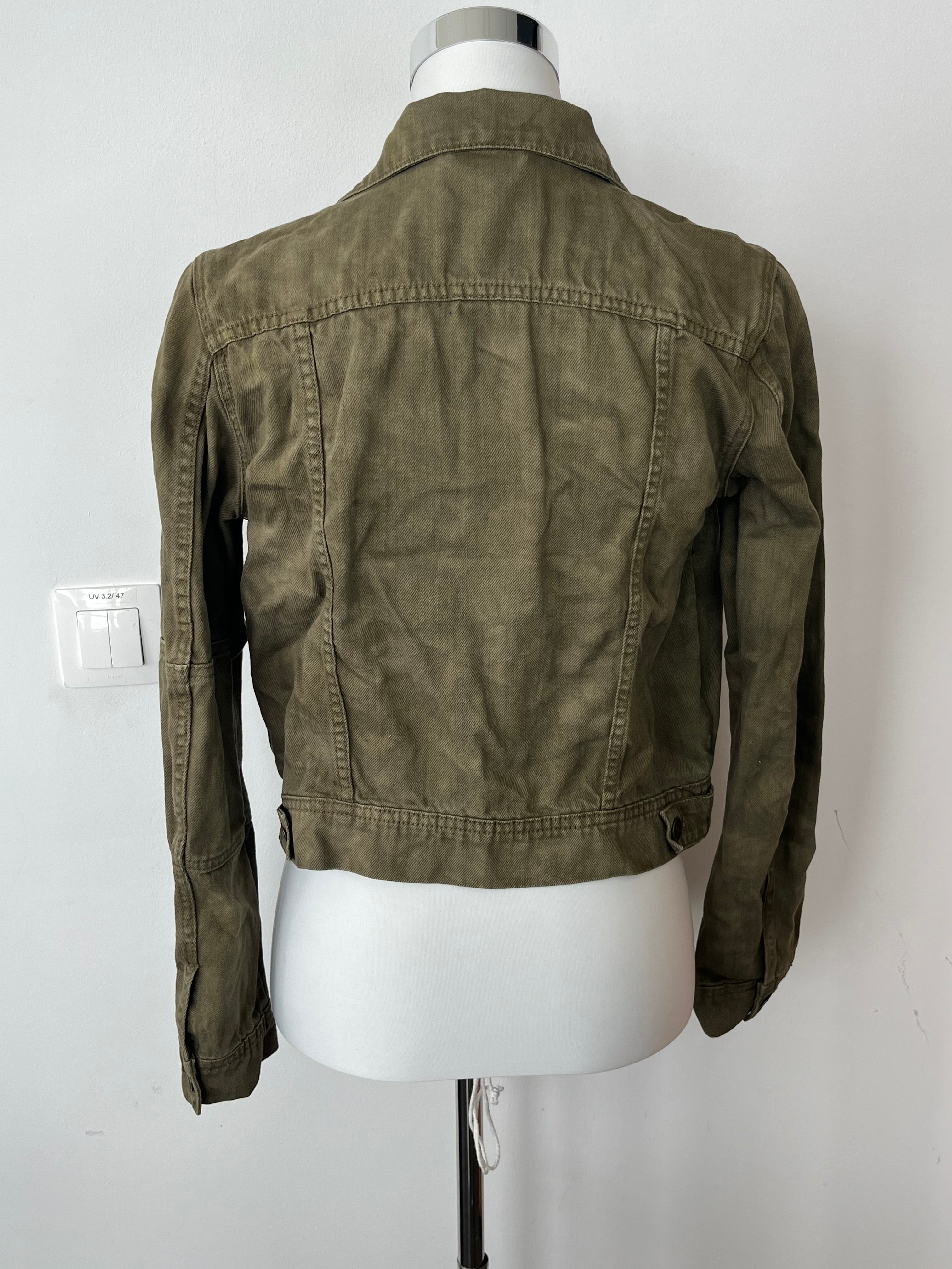 Free People „Rumors“ Cropped Jeansjacke Olive – XS, guter Zustand