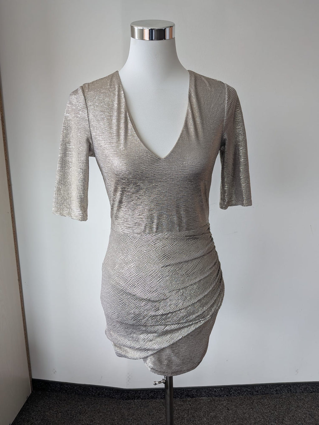Alice + Olivia silver metallic ruched mini dress US 4 / EU 36 Very Good