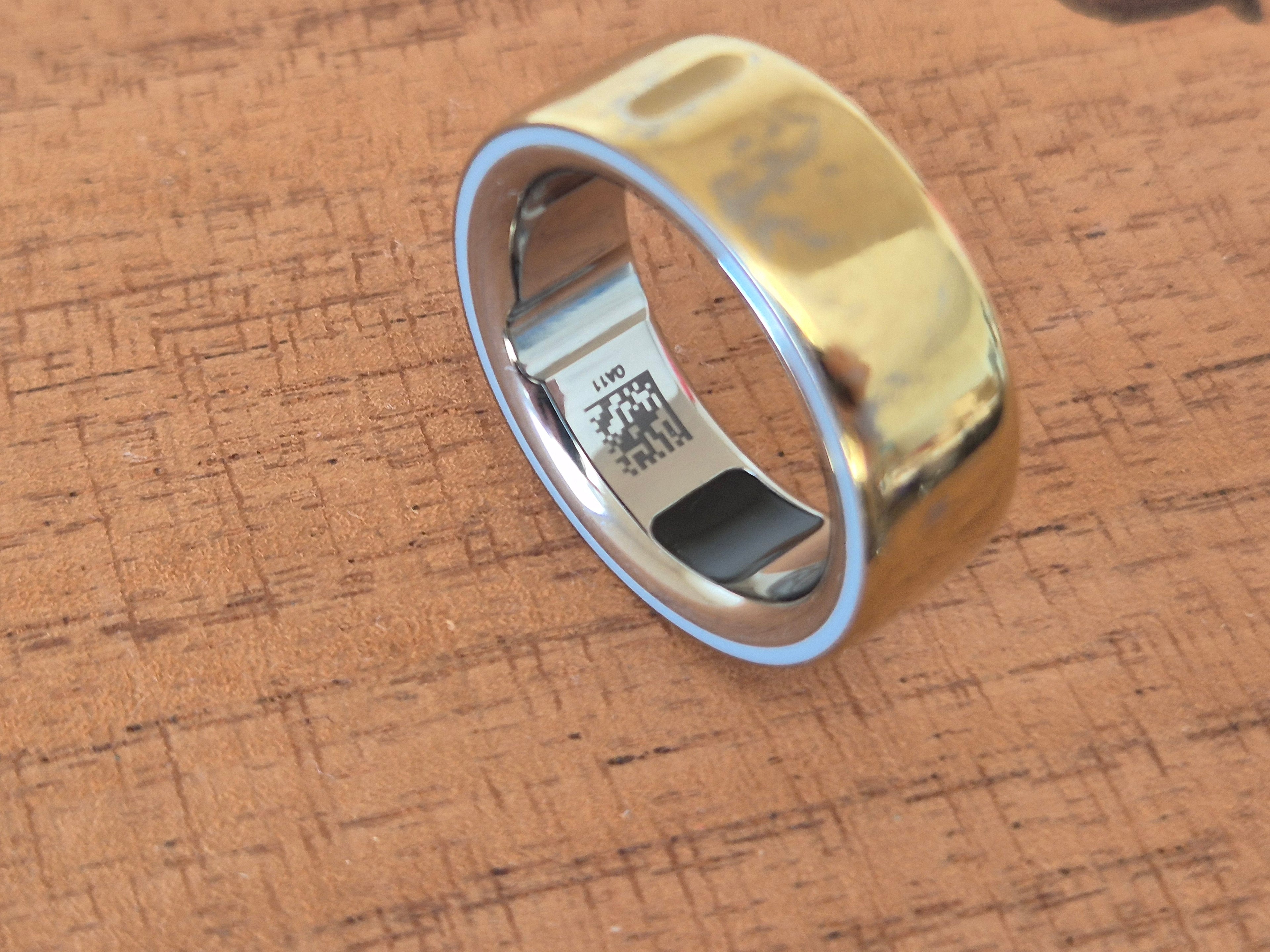 Oura Ring 4 Horizon Gold Medium – Sehr guter Zustand + Ladegerät