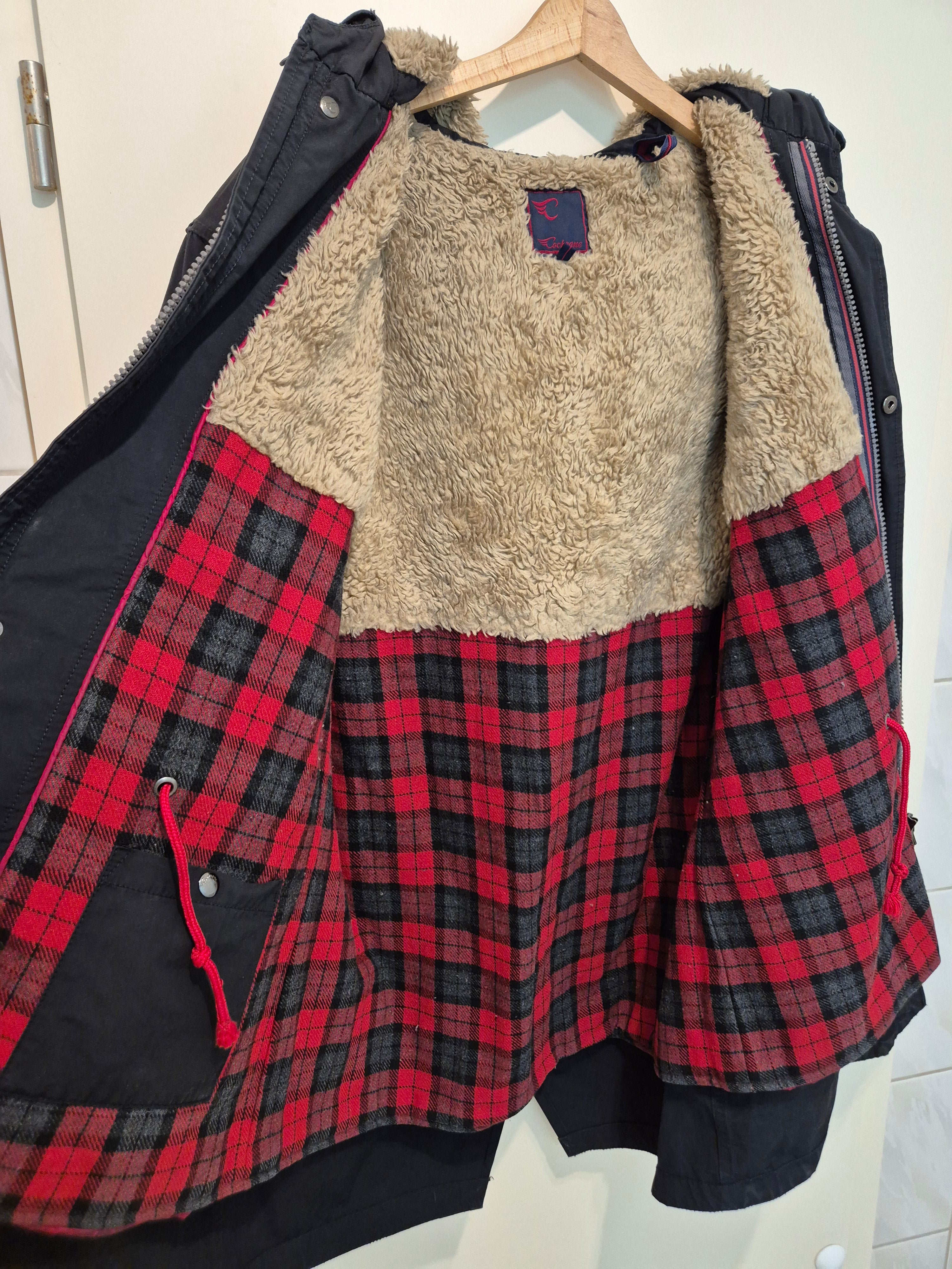 Cochrane „Procida“ Winterjacke | XXL | Kariertes Teddyfutter | Schwarz-Rot