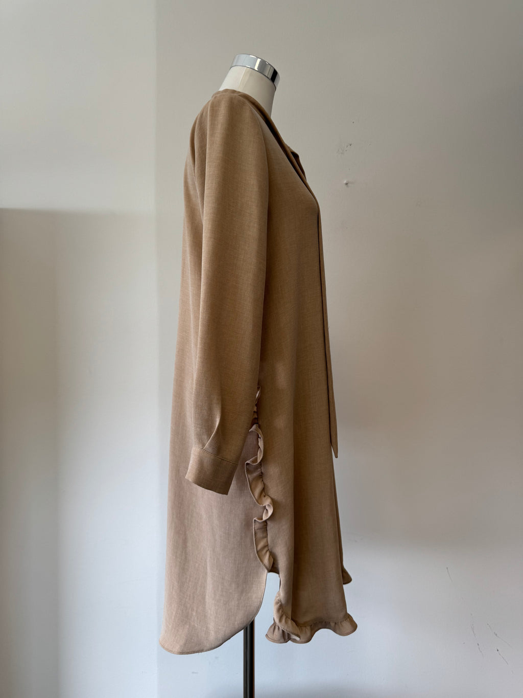 TUĞBA Oversized Rüschen Hemdblusenkleid – Beige, Größe 40, Sehr guter Zustand