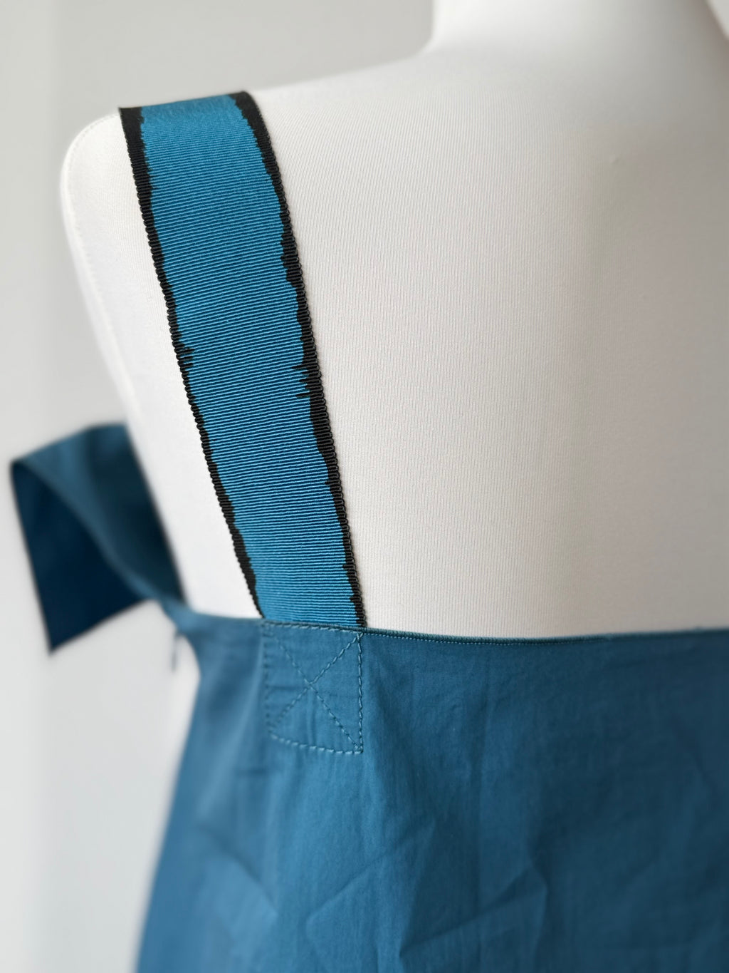Bottega Veneta Kleid IT 40 – asymmetrisch, Volants, Baumwolle, Ägäisblau, gut