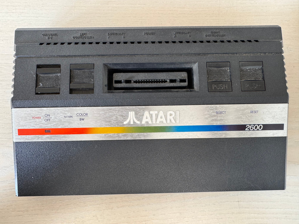 Atari 2600 Junior „Rainbow“ PAL – Kult-Konsole, guter Zustand